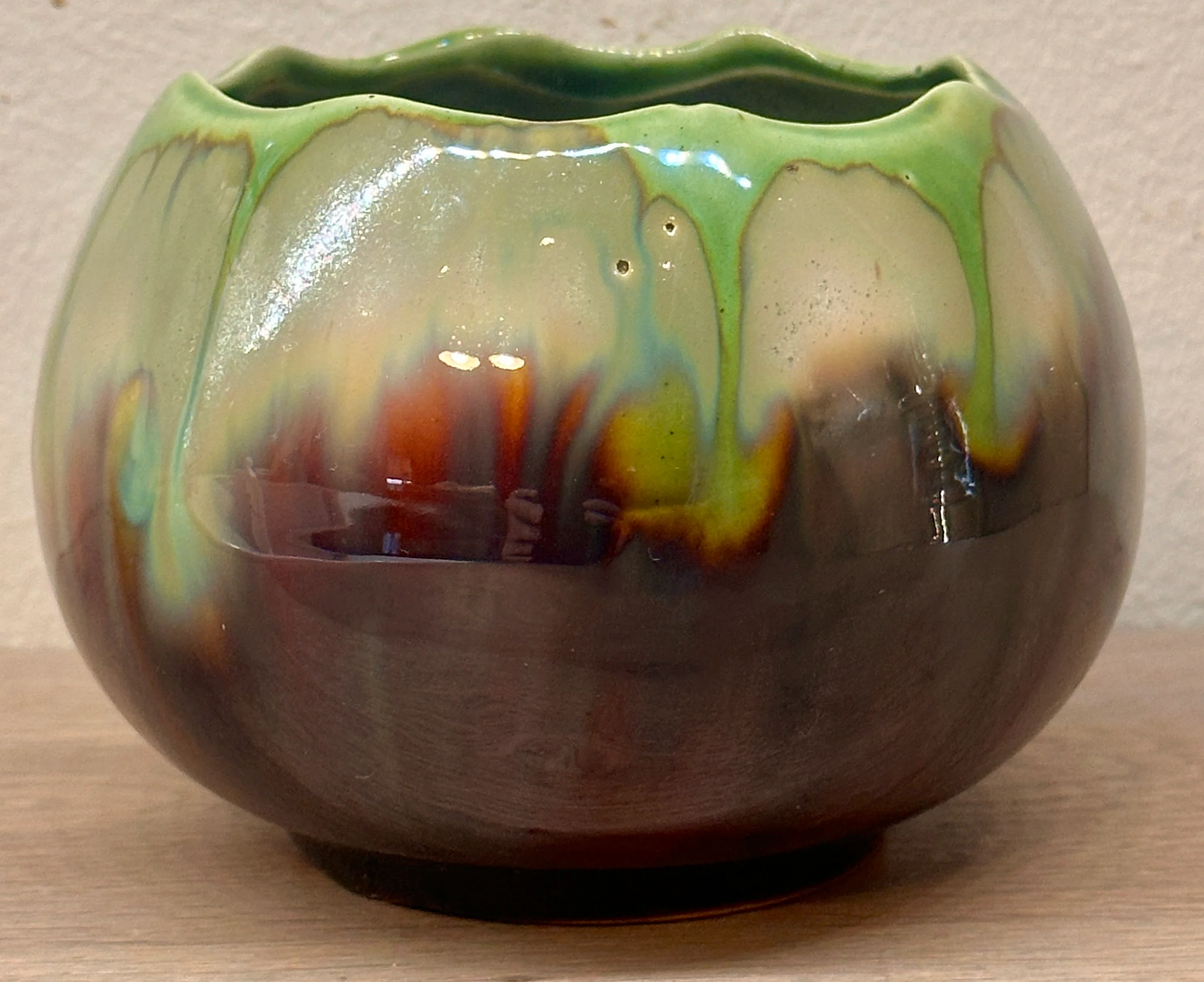 Cachepot – klein model – Faincerie de Thulin(?) – décor in groen met bruin druipglazuur