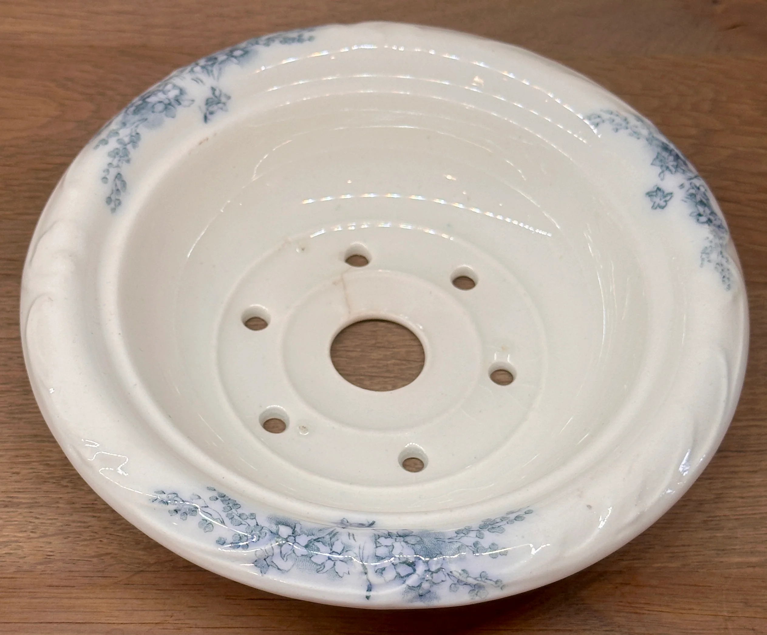 Treef – kleiner, rond, model voor een ronde zeepbak – uitgevoerd in blauw/petrol met bloemetjes aan de rand