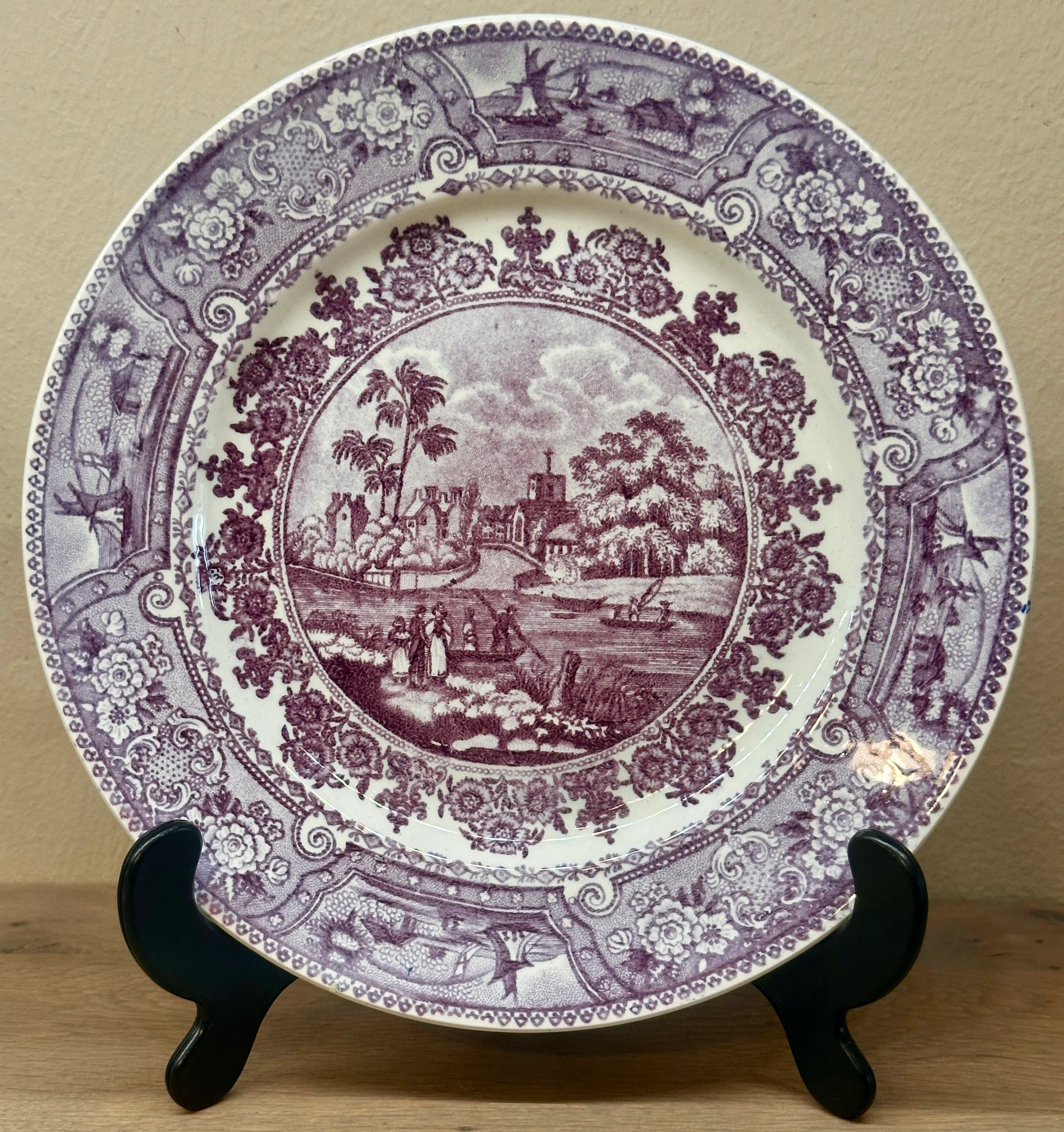 Sierbord / Bord – Boch Frères Kèramis (blindmerk) – décor CLYDE SCENERY uitgevoerd in oud paars/mauve
