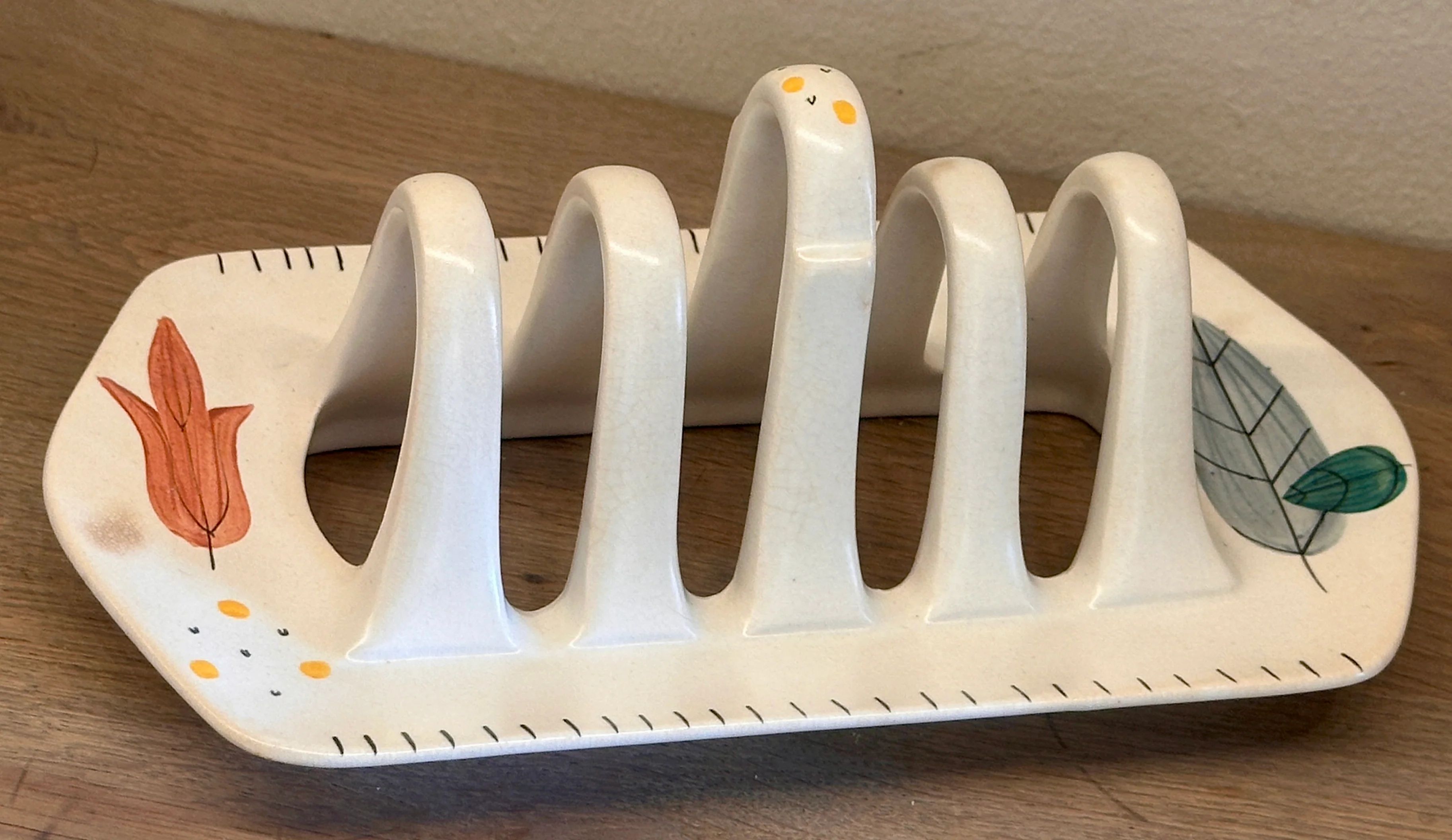 Toastrek / Toastrack – Made in England – mat geglazuurd met décor van rode bloem/tulp en grijs plus groen blad Toastrek / Toastrack – Made in England – mat geglazuurd met décor van rode bloem/tulp en grijs plus groen blad