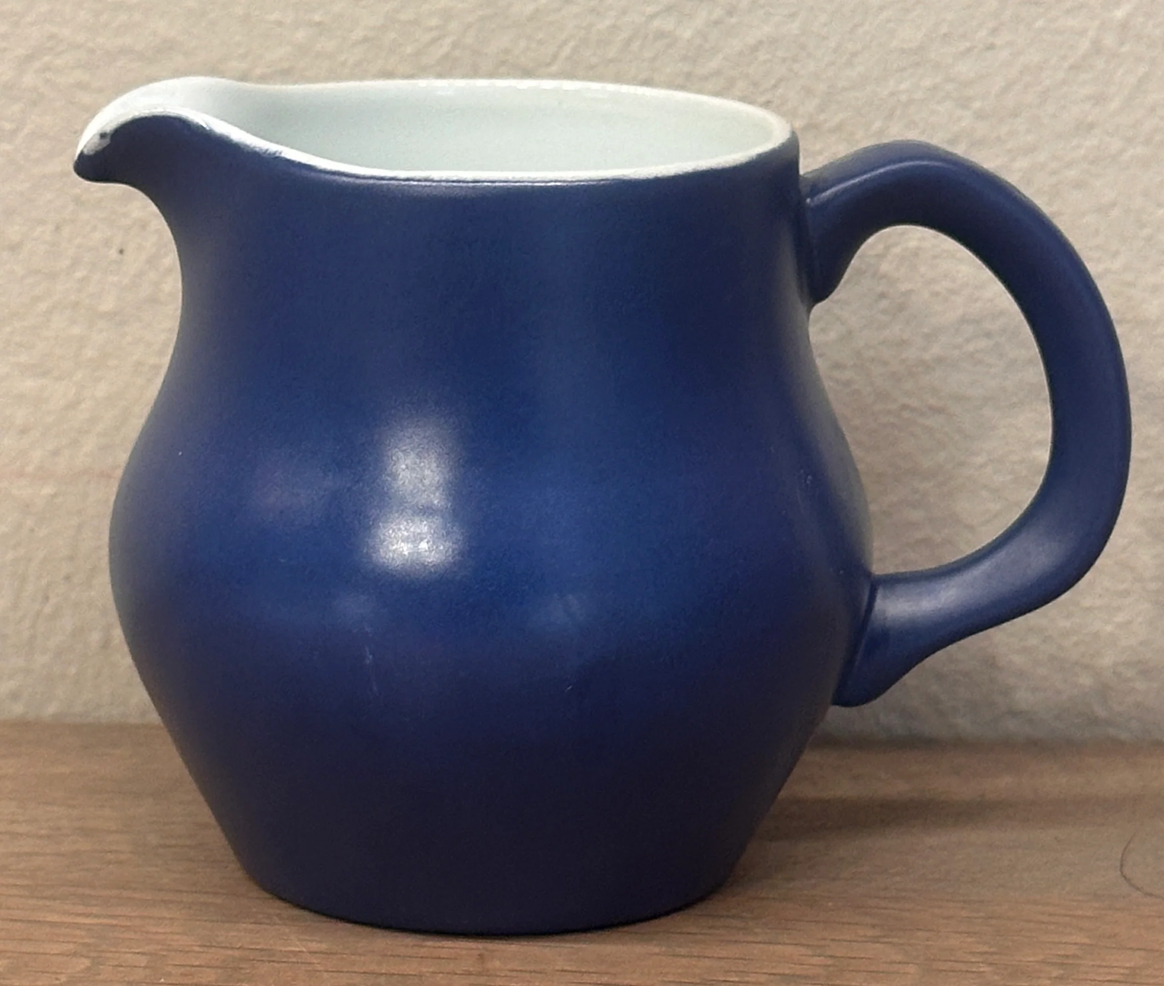 Melkkan – Koninklijke Goedewaagen Holland – uitgevoerd in mat donkerblauw met glad wit – FIESTA blue sky servies