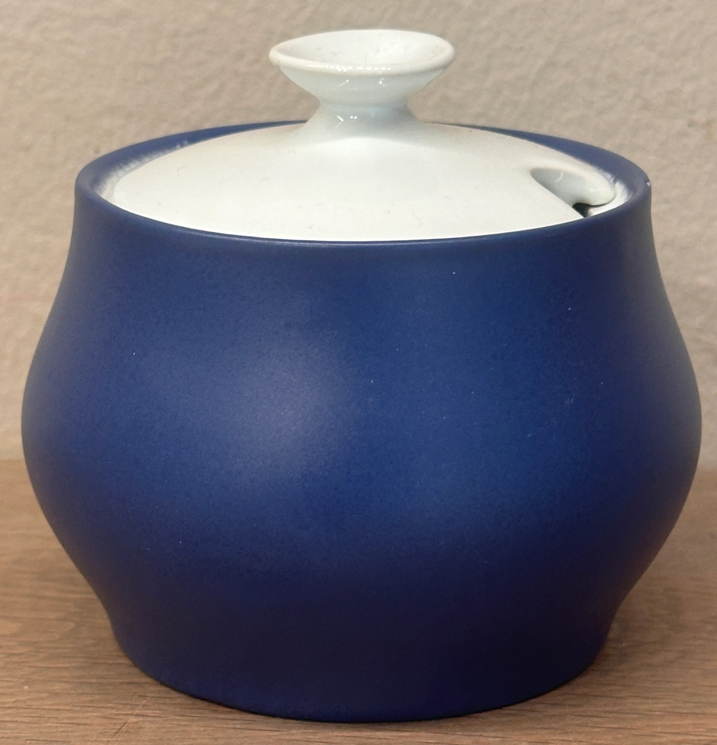 Suikerpot – Koninklijke Goedewaagen Holland – uitgevoerd in mat donkerblauw met glad wit – FIESTA blue sky servies