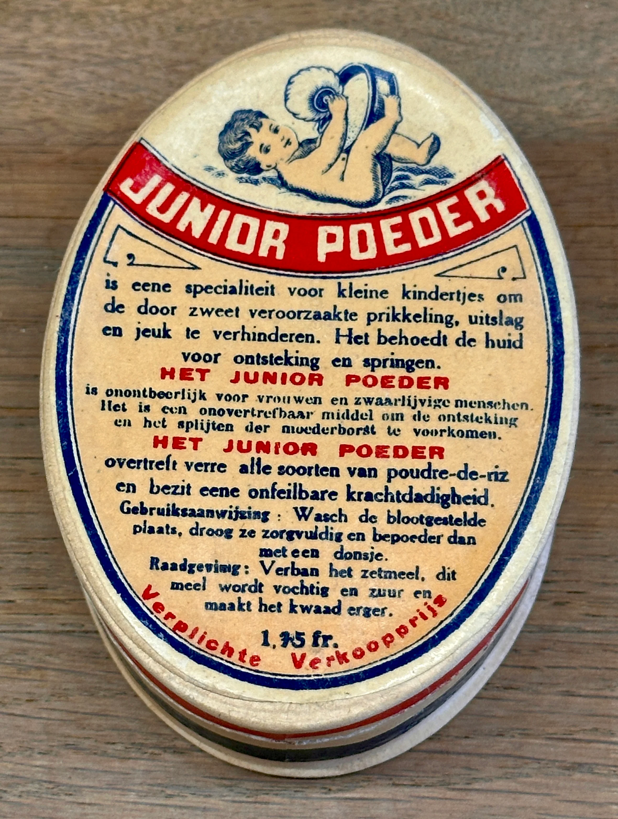 Doosje – geopend geweest, ovaal model – met gebruiksaanwijzing en nog gevuld met Junior Poeder Doosje – geopend geweest, ovaal model – met gebruiksaanwijzing en nog gevuld met Junior Poeder