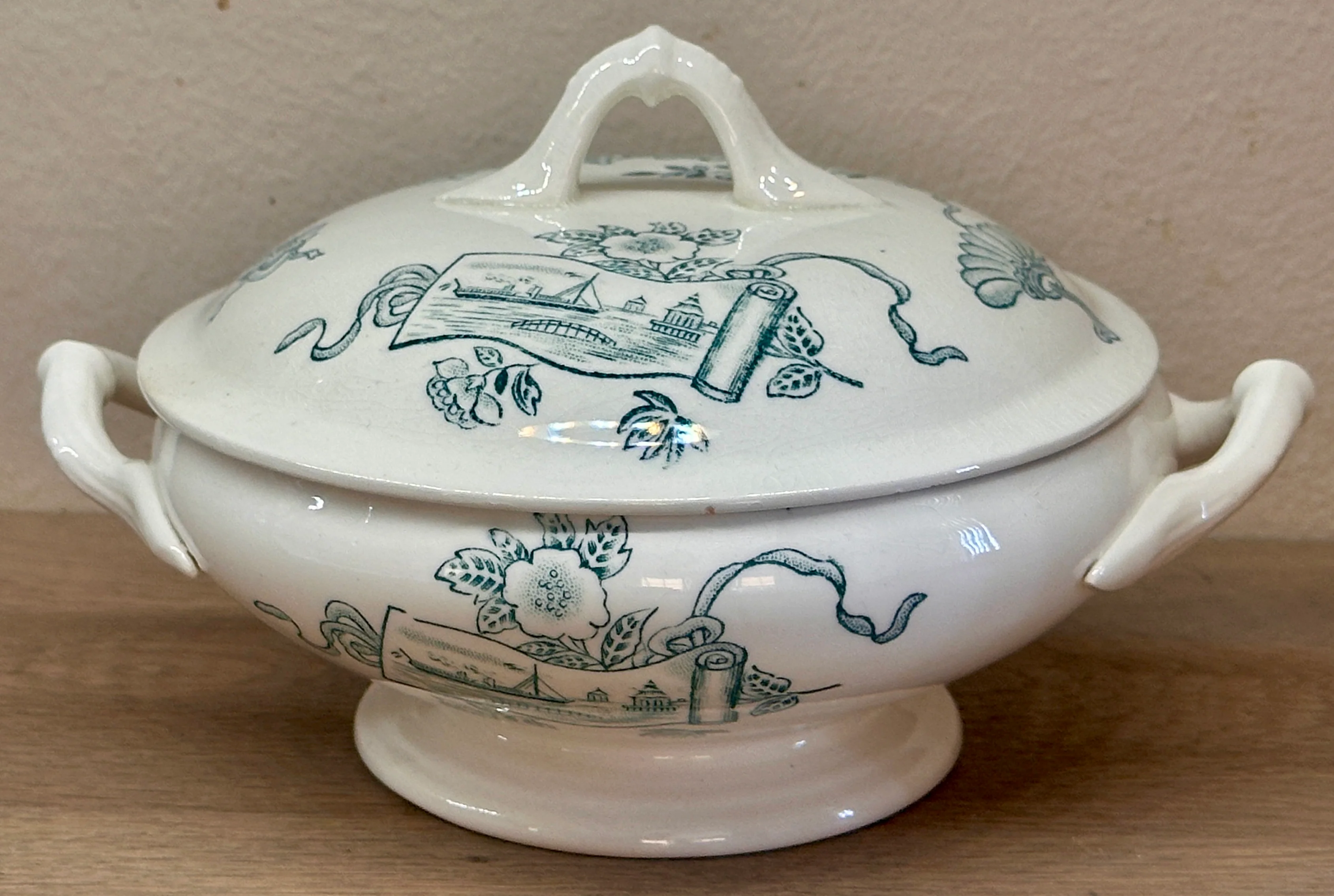 Dekschaal / Terrine – onderdeel van een kinderservies – Nimy – décor in groen van scheepjes, bloemen en Japanse ornamenten