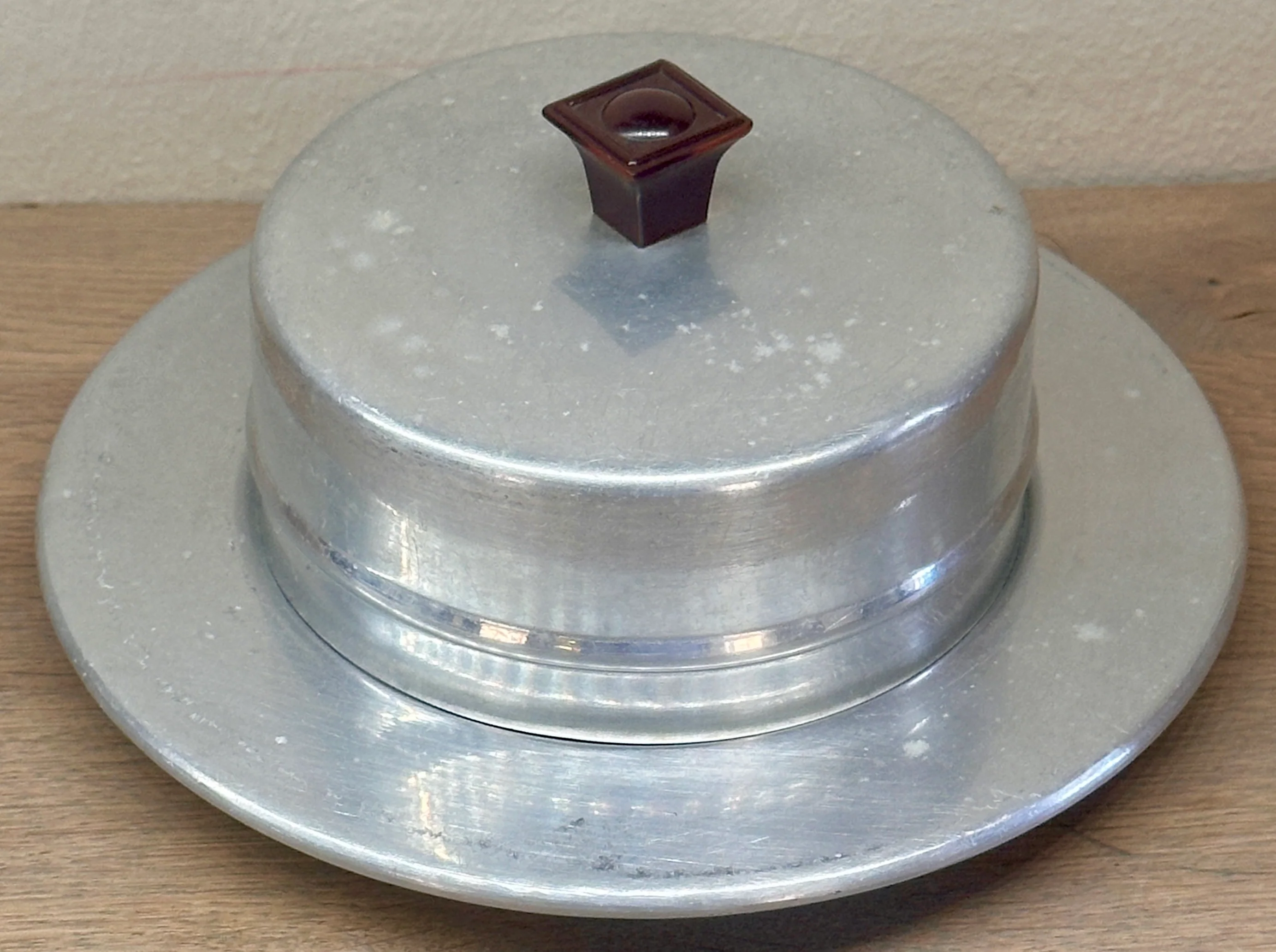 Botervloot – uitgevoerd in aluminium met een fijn glazen binnenbak en een bruin bakelieten dekselknop