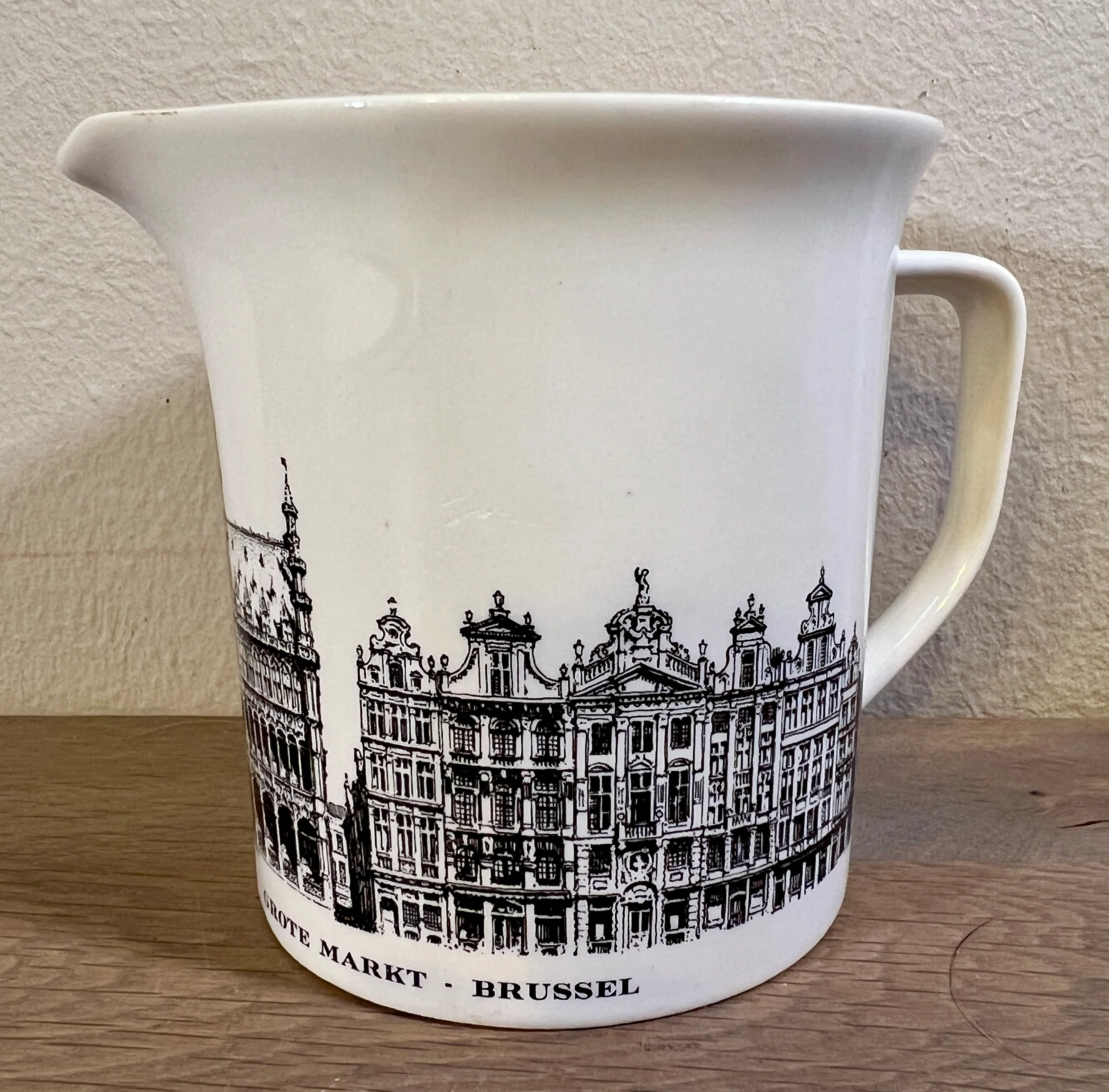 Melkkan – Villeroy & Boch – Made in Luxembourg – décor van Bruxelles Grand Place/Grote Markt uitgevoerd in zwart/wit Melkkan – Villeroy & Boch – Made in Luxembourg – décor van Bruxelles Grand Place/Grote Markt uitgevoerd in zwart/wit