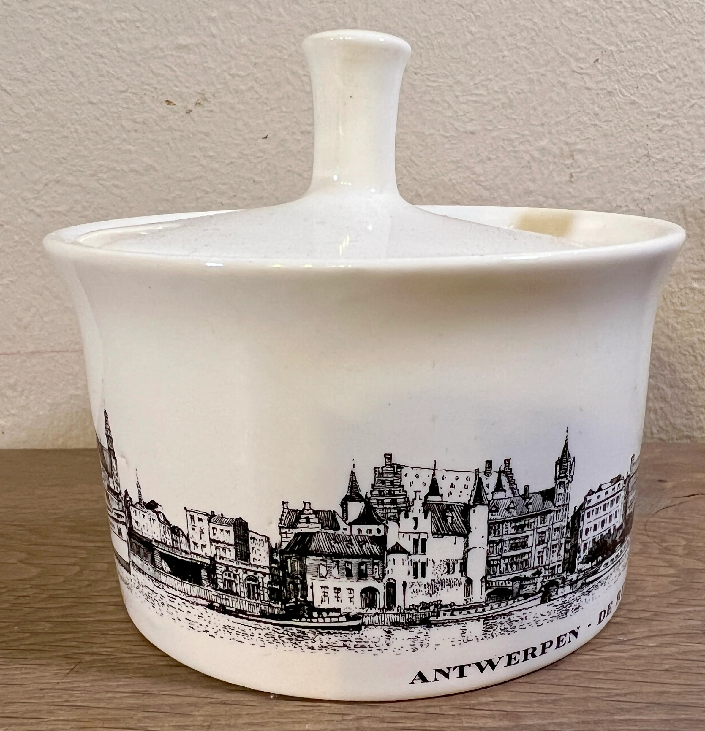 Suikerpot – Villeroy & Boch – Made in Luxembourg – décor van Antwerpen “De Rede” uitgevoerd in zwart/wit