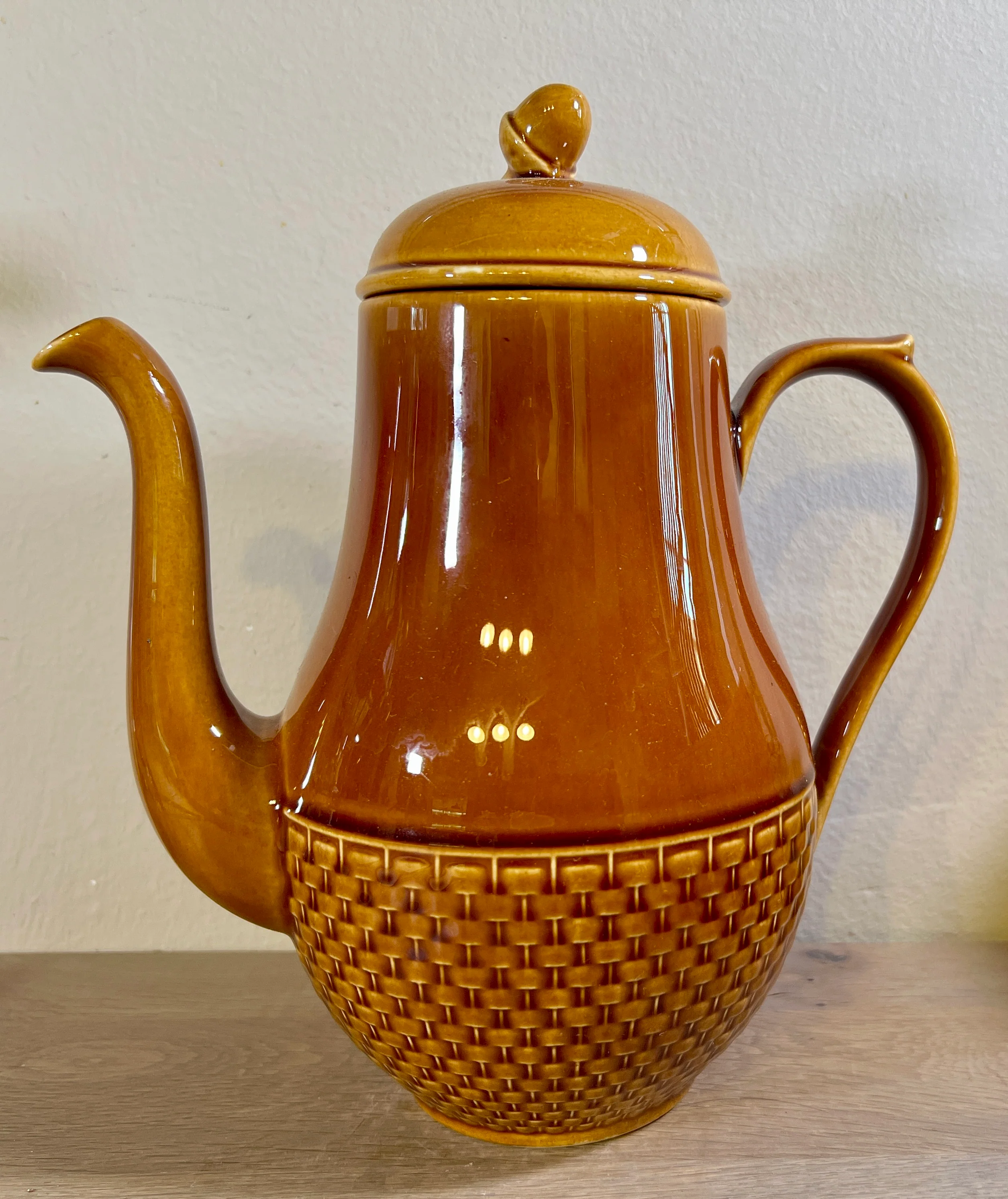 Koffiepot / Koffiekan – Royal Sphinx – uitgevoerd in lichtbruin/caramel kleur met dekselknop in de vorm van een eikel