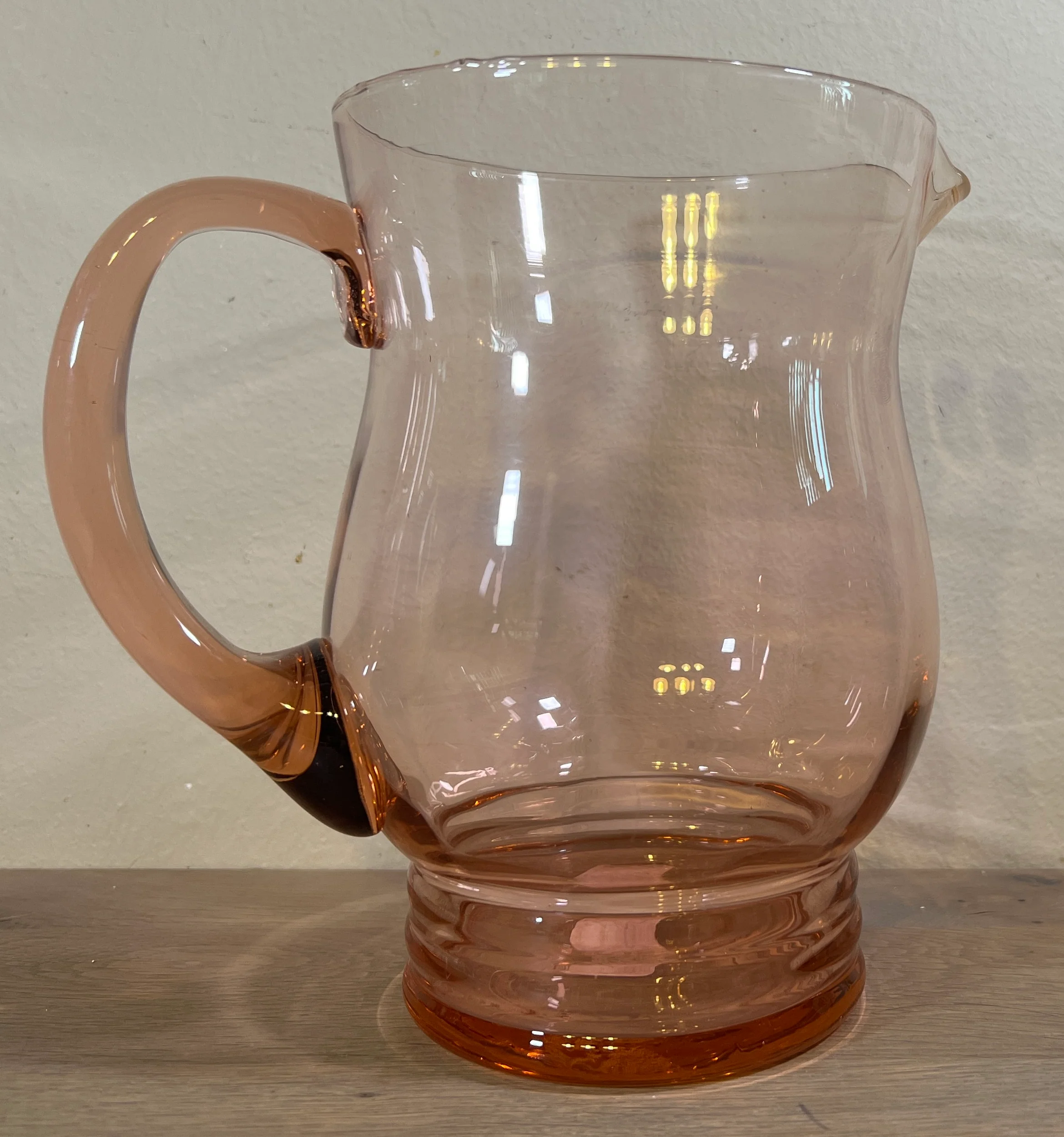 Waterkan / Kan – zalmroze gekleurde glazen kan uit de jaren 1920-1930