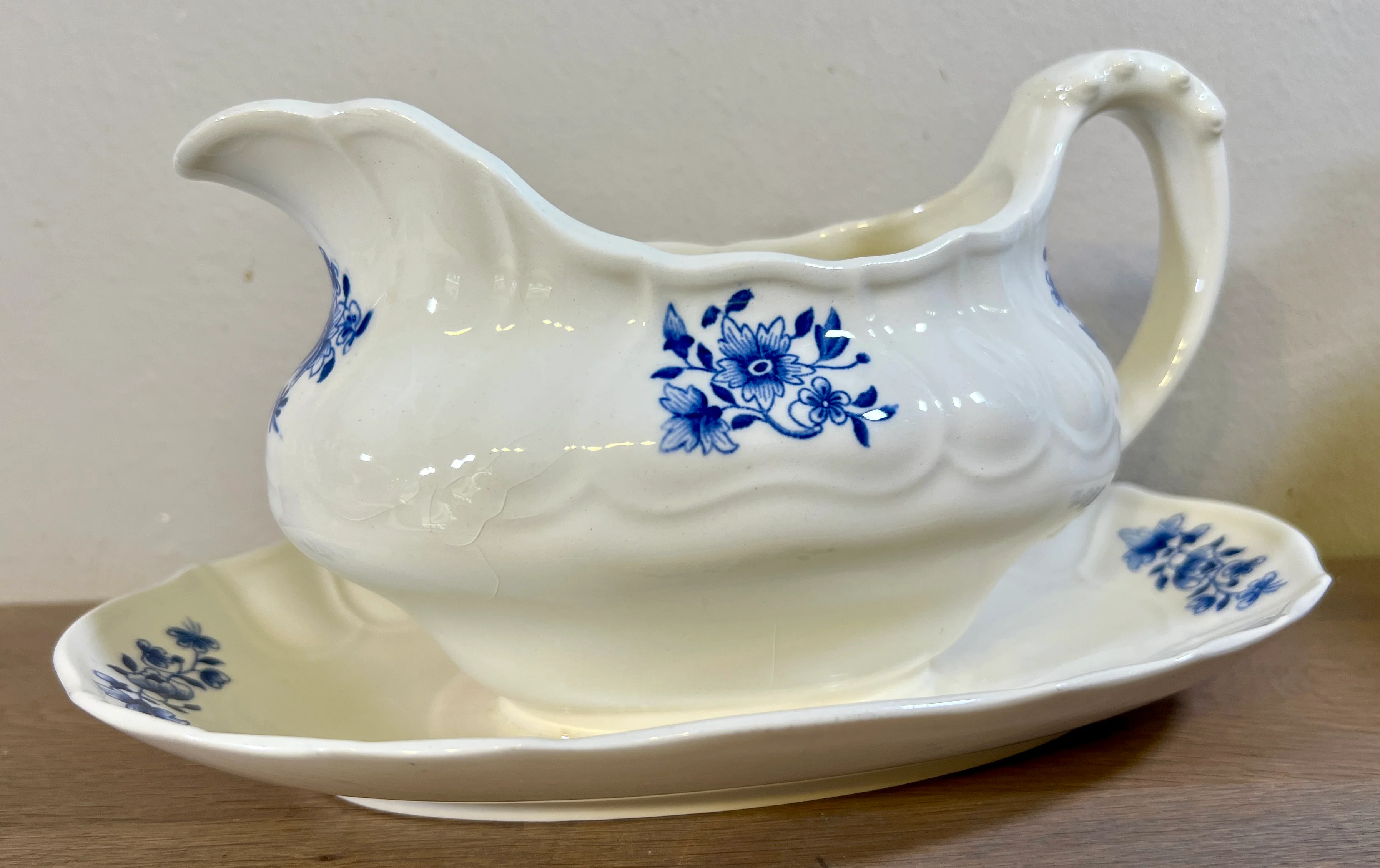 Juskom / Sauskom – Petrus Regout – décor RONDA uitgevoerd in blauw – model TOURNAY