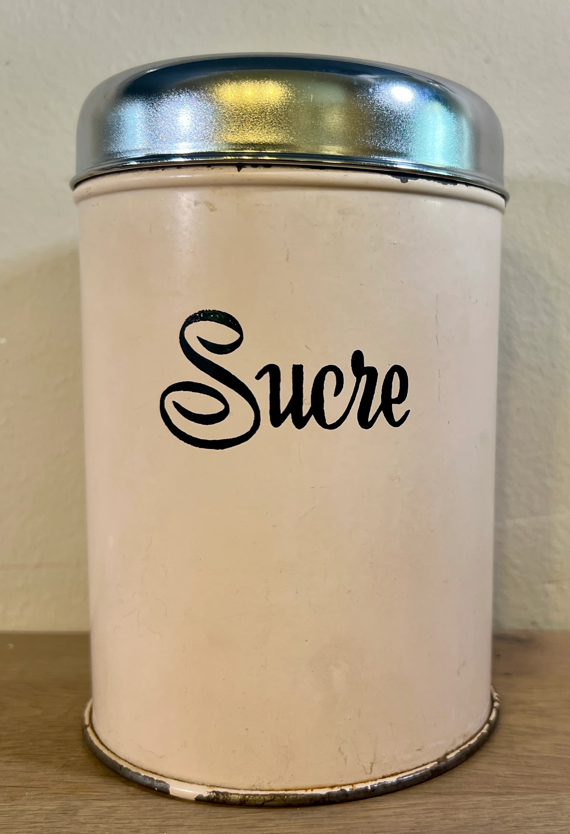 Voorraadblik – groot model – Brabantia Nederland – uitgevoerd in kleur tussen zalmroze en crème (of verkleurd?) – opschrift in Frans SUCRE