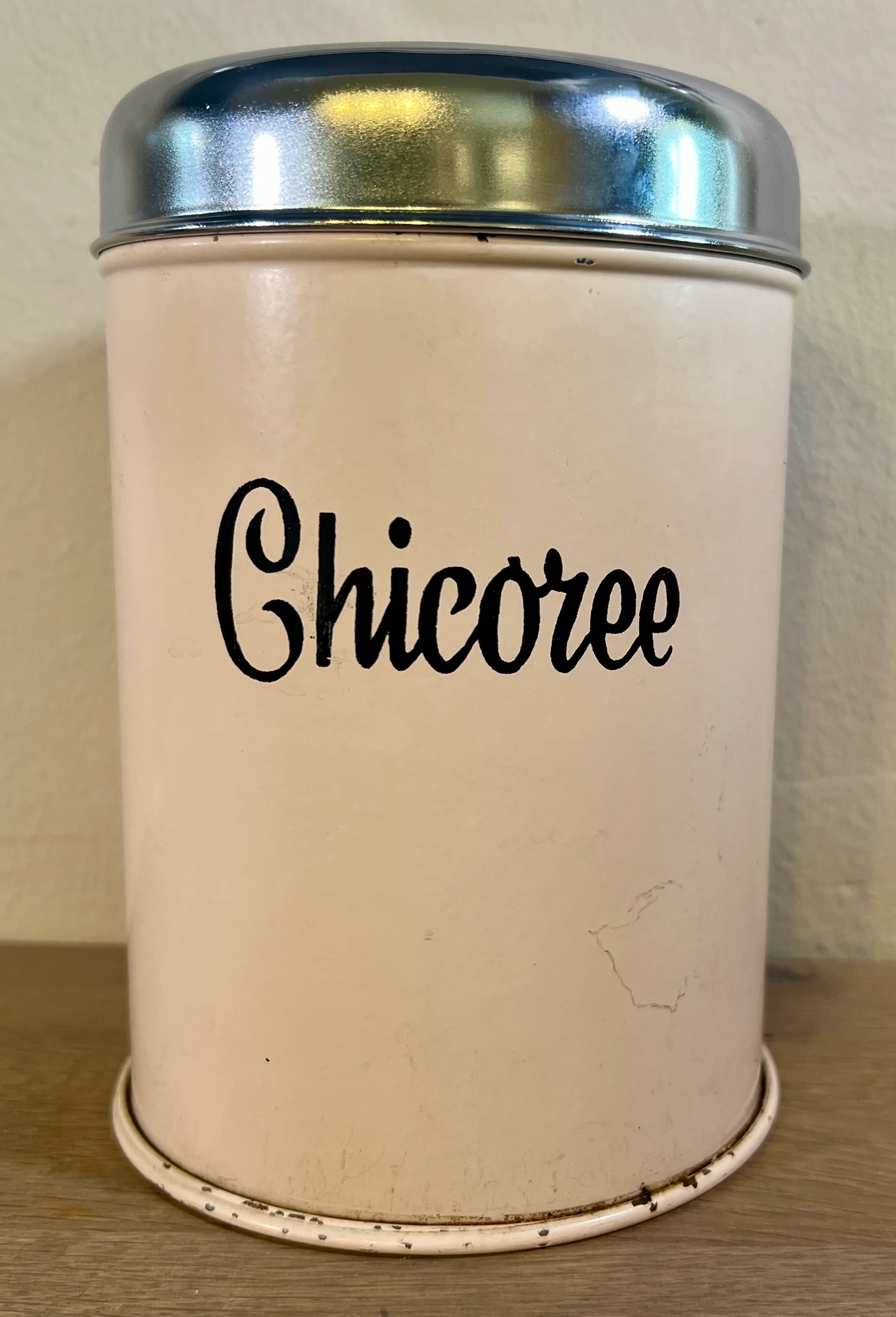 Voorraadblik – groot model – Brabantia Nederland – uitgevoerd in kleur tussen zalmroze en crème (of verkleurd?) – opschrift in Frans CHICOREE