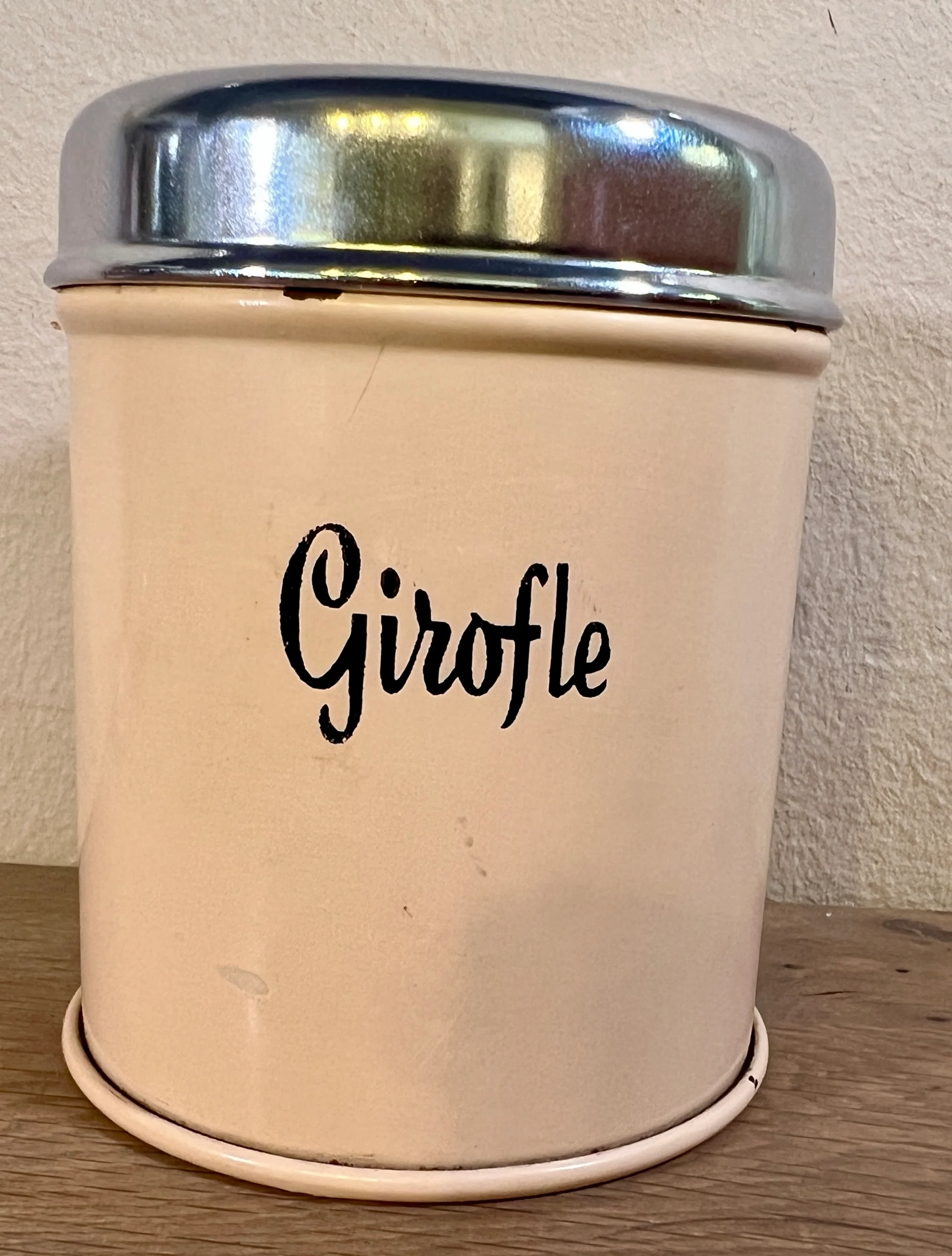 Voorraadblik – klein model – Brabantia Nederland – uitgevoerd in kleur tussen zalmroze en crème (of verkleurd?) – opschrift in Frans GIROFLE