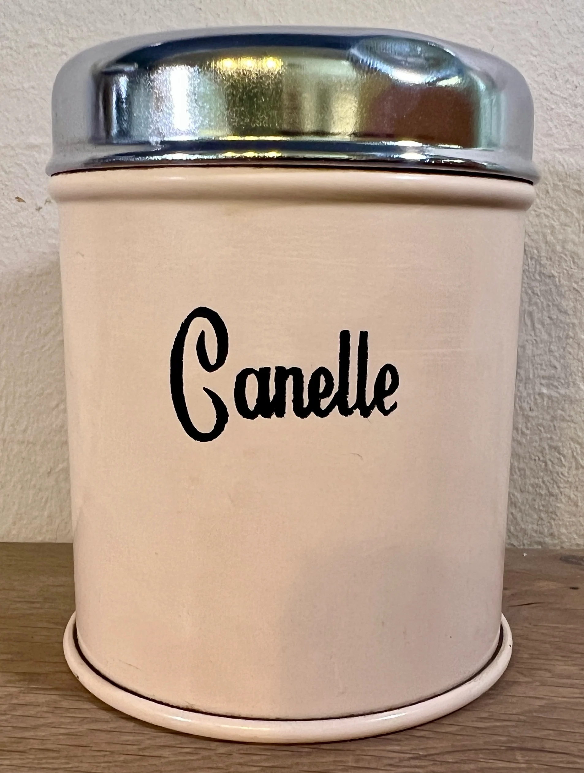 Voorraadblik – klein model – Brabantia Nederland – uitgevoerd in kleur tussen zalmroze en crème (of verkleurd?) – opschrift in Frans CANELLE