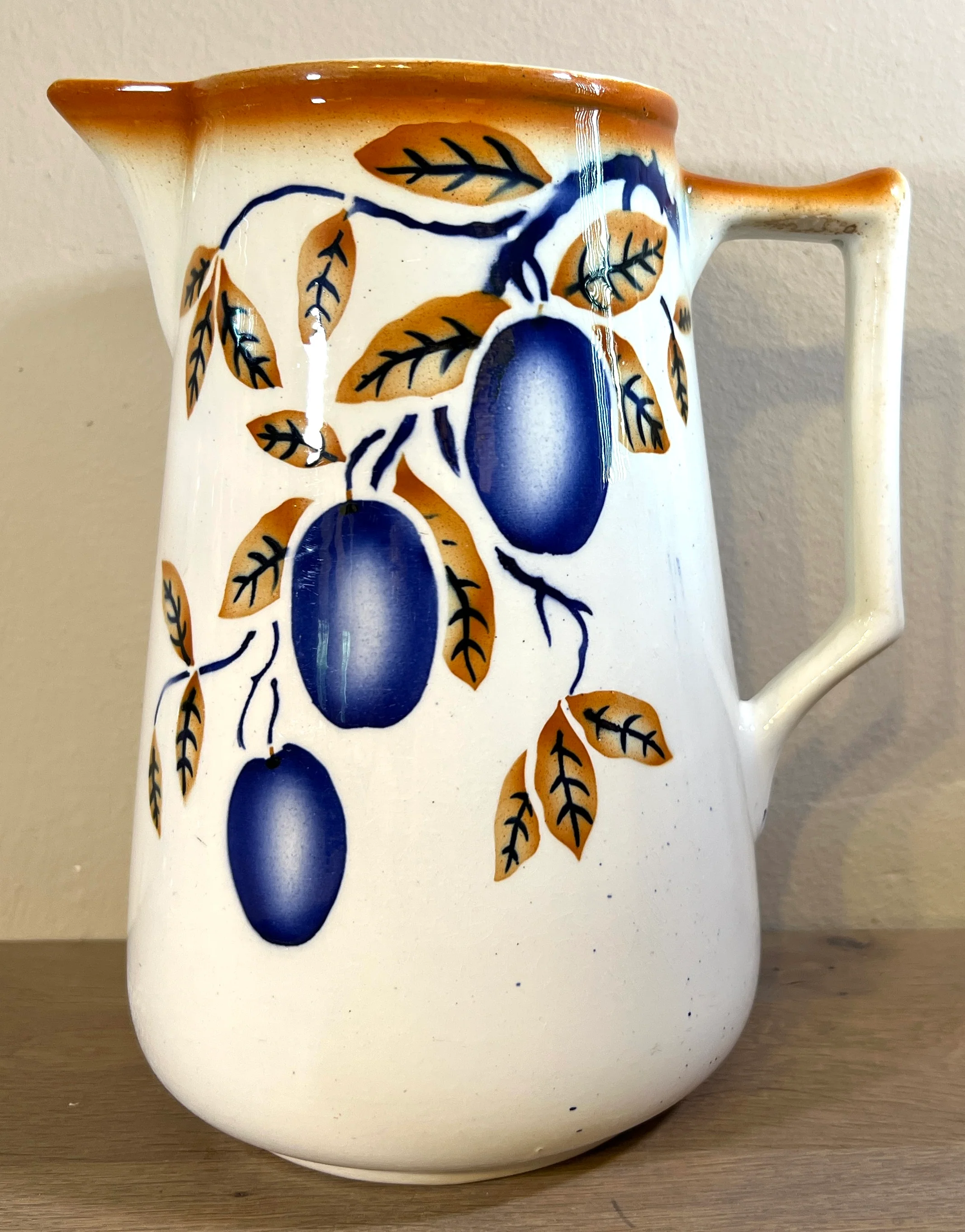 Waterkan / Melkkan – Nimy – spritzdecor in bruin met blauwe pruimen Waterkan / Melkkan – Nimy – spritzdecor in bruin met blauwe pruimen