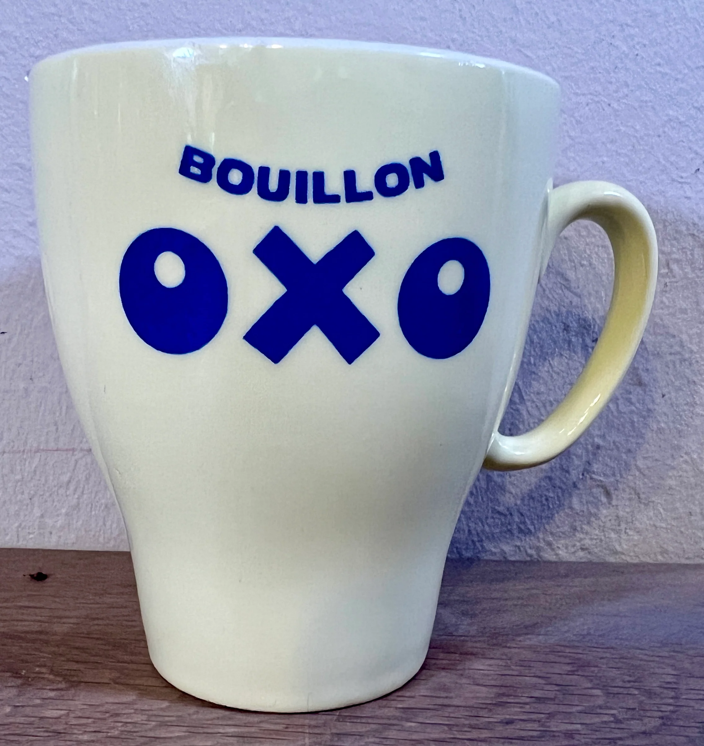 Soepmok / Soepbeker – Royal Sphinx – uitgevoerd in geel pastel kleur met blauwe letters OXO Bouillon