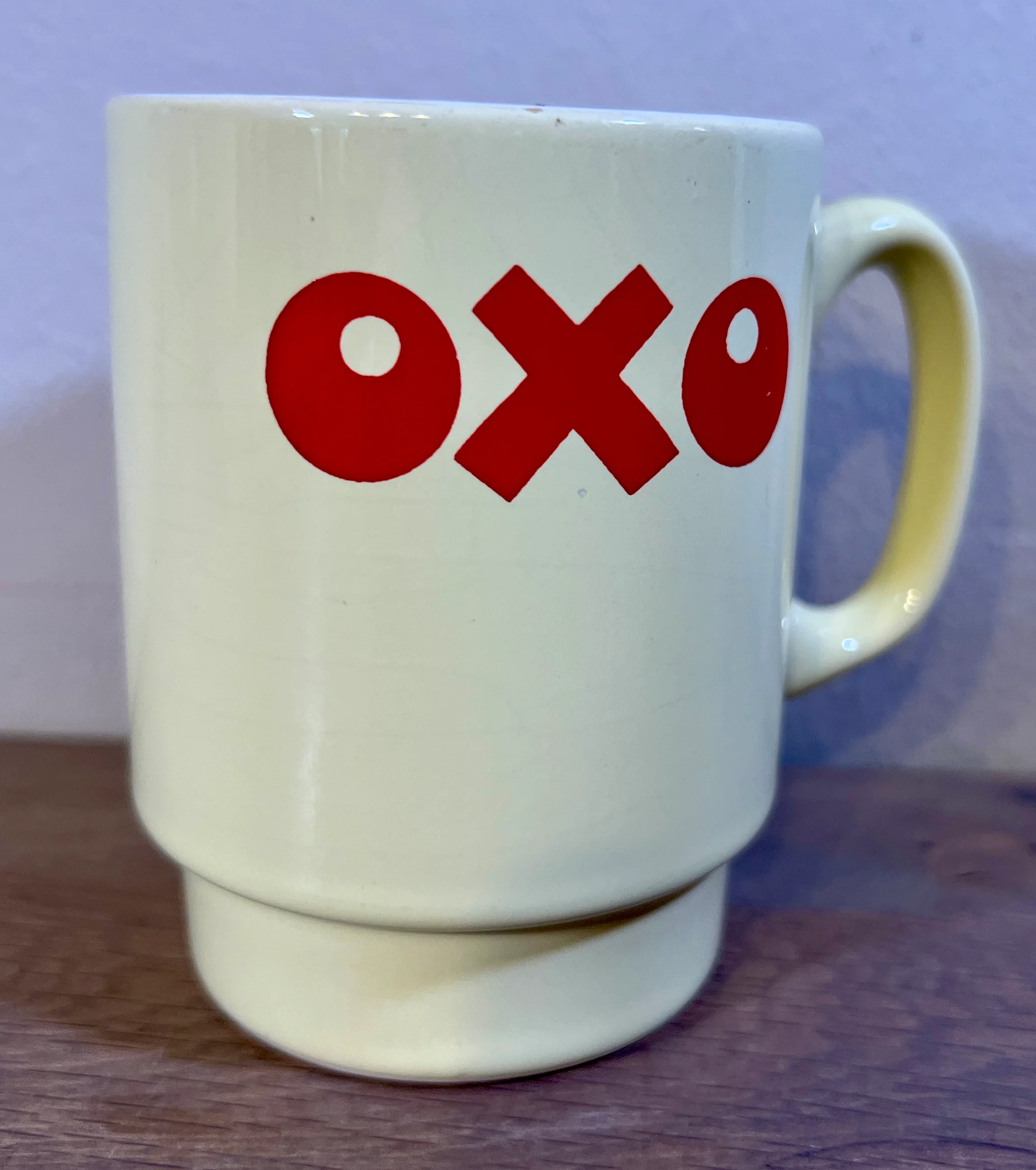 Soepmok / Soepbeker – ongemerkt – uitgevoerd in geel pastel kleur met rode letters OXO