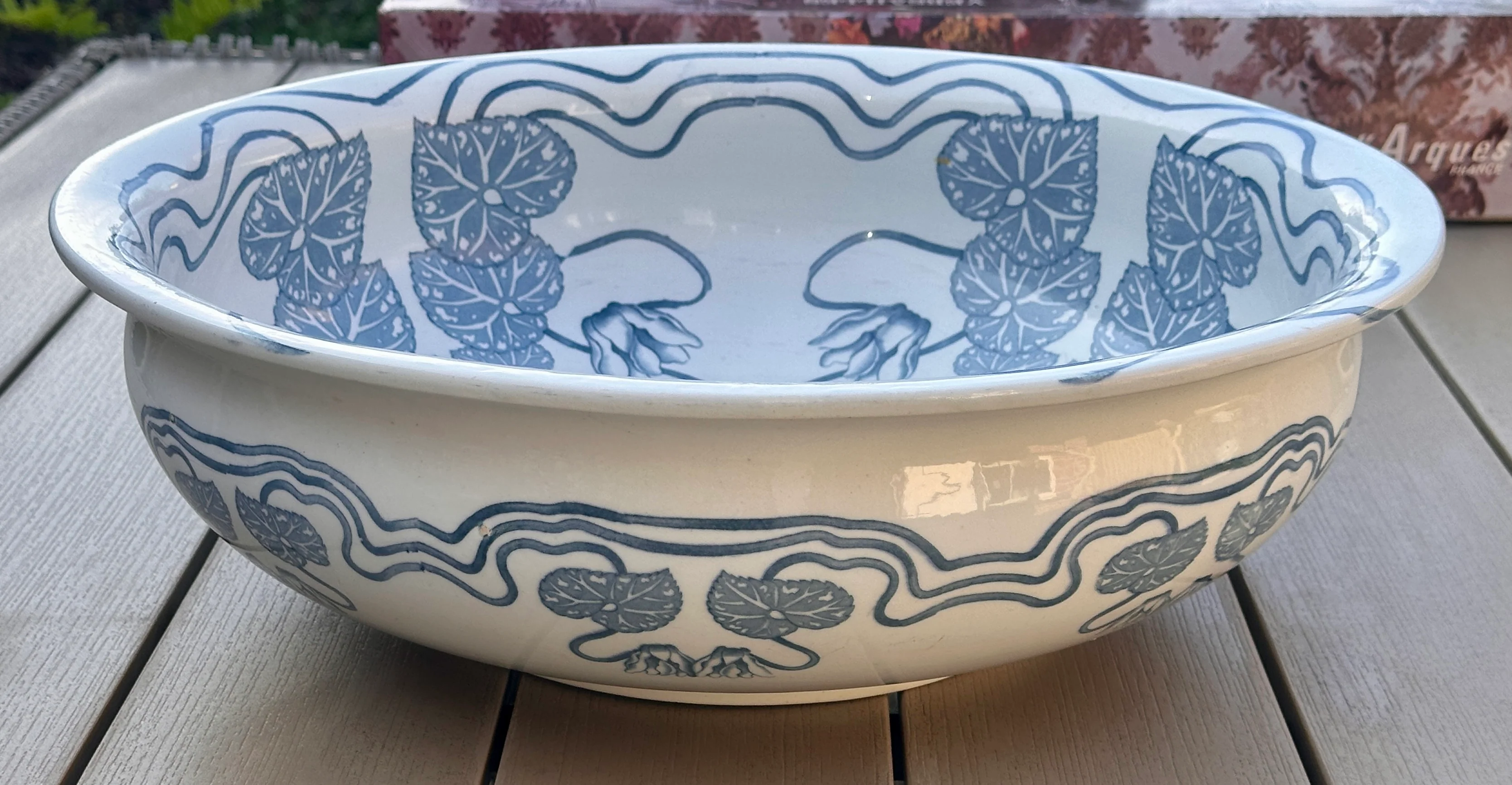 Lampetbak / Wasbak – Brown, Westhead, Moor & Co. – Cauldon England – décor ALPINE uitgevoerd in helderblauw met gestileerde waterlelies