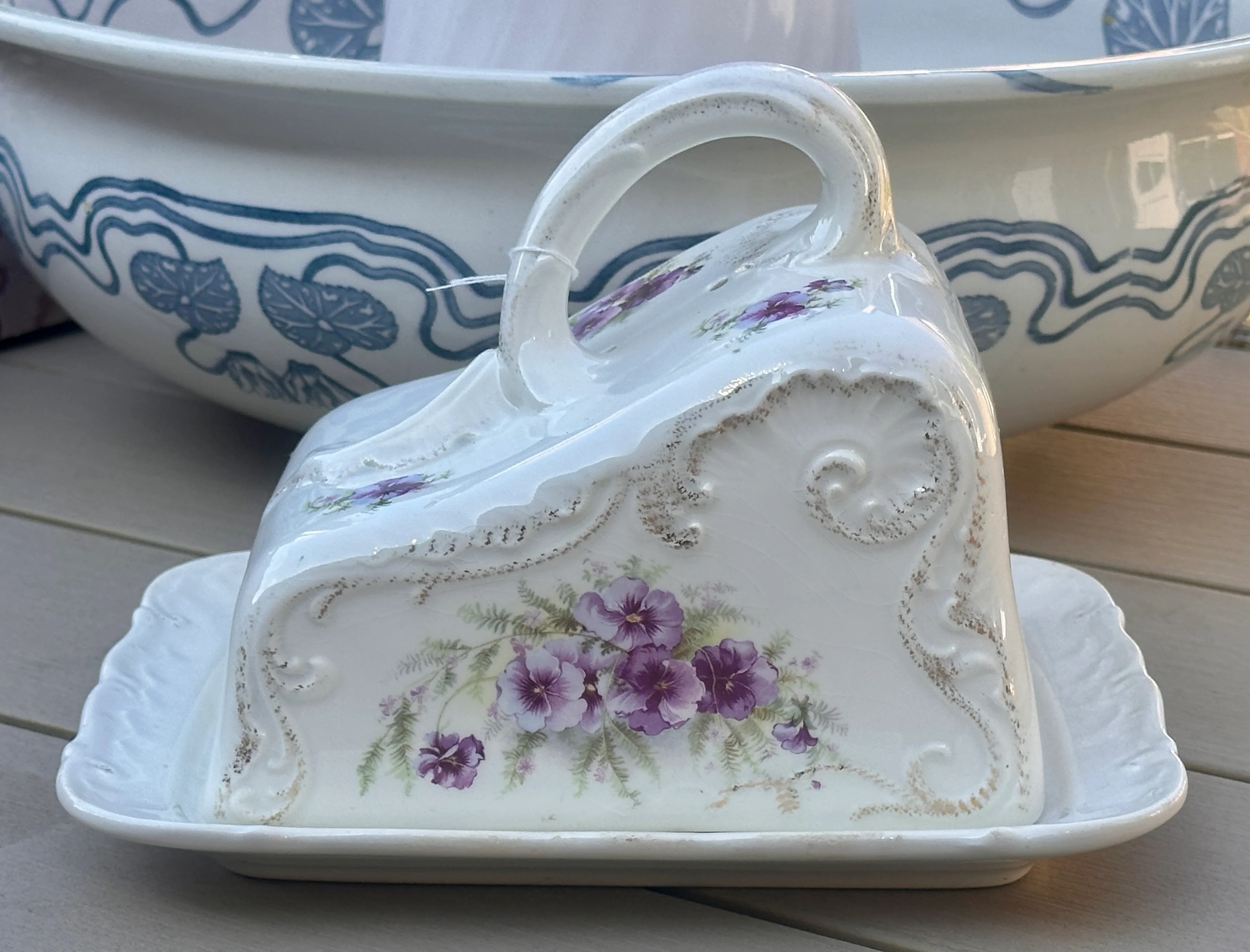 Kaasstolp -Societe Ceramique Maestricht – uitgevoerd met décor van paars/lila viooltjes – nr. 3495