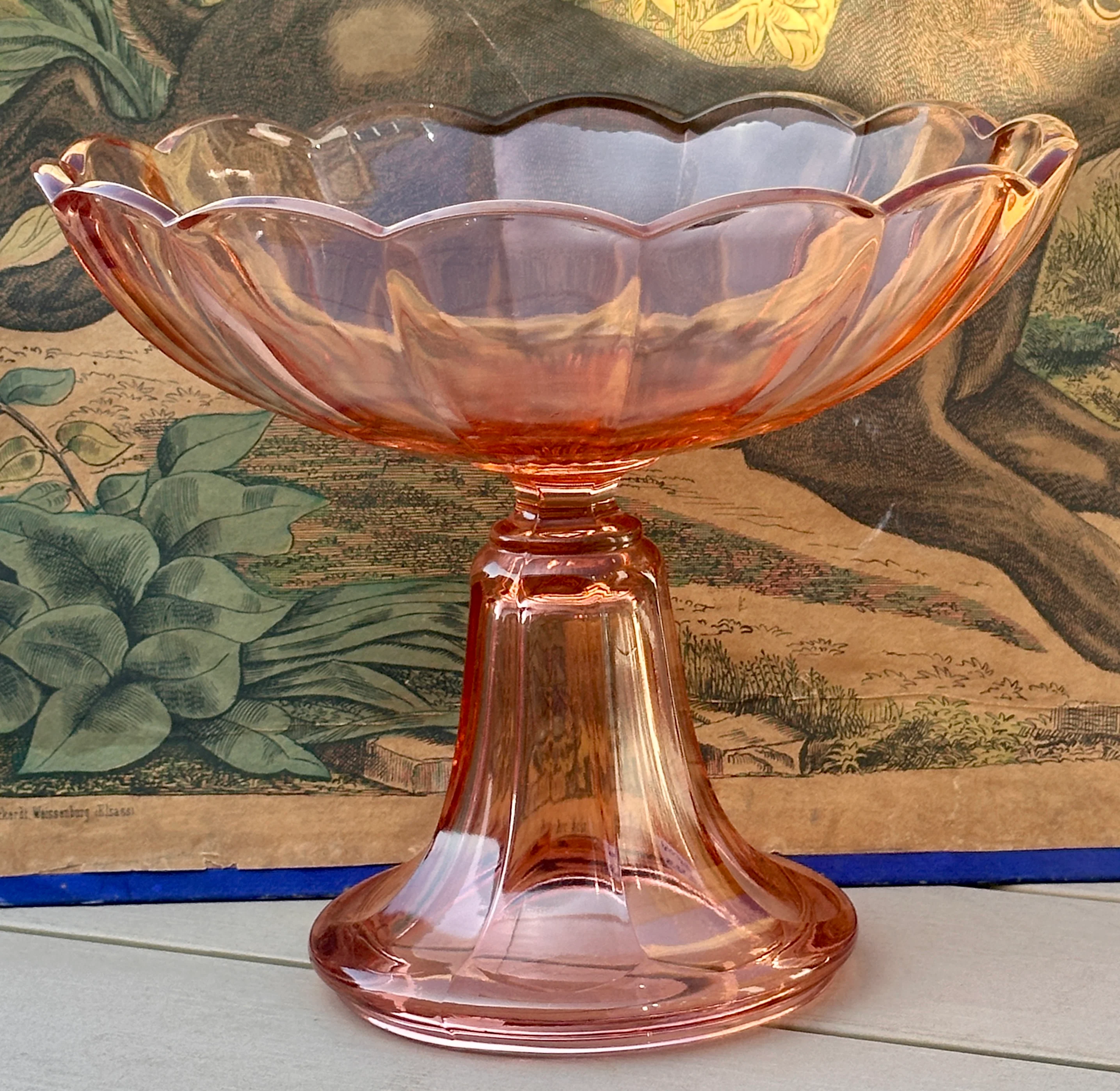 Fruitschaal / Tazza – op hoge voet – Val St. Lambert – gemaakt in zalmroze glas met diepere schaal