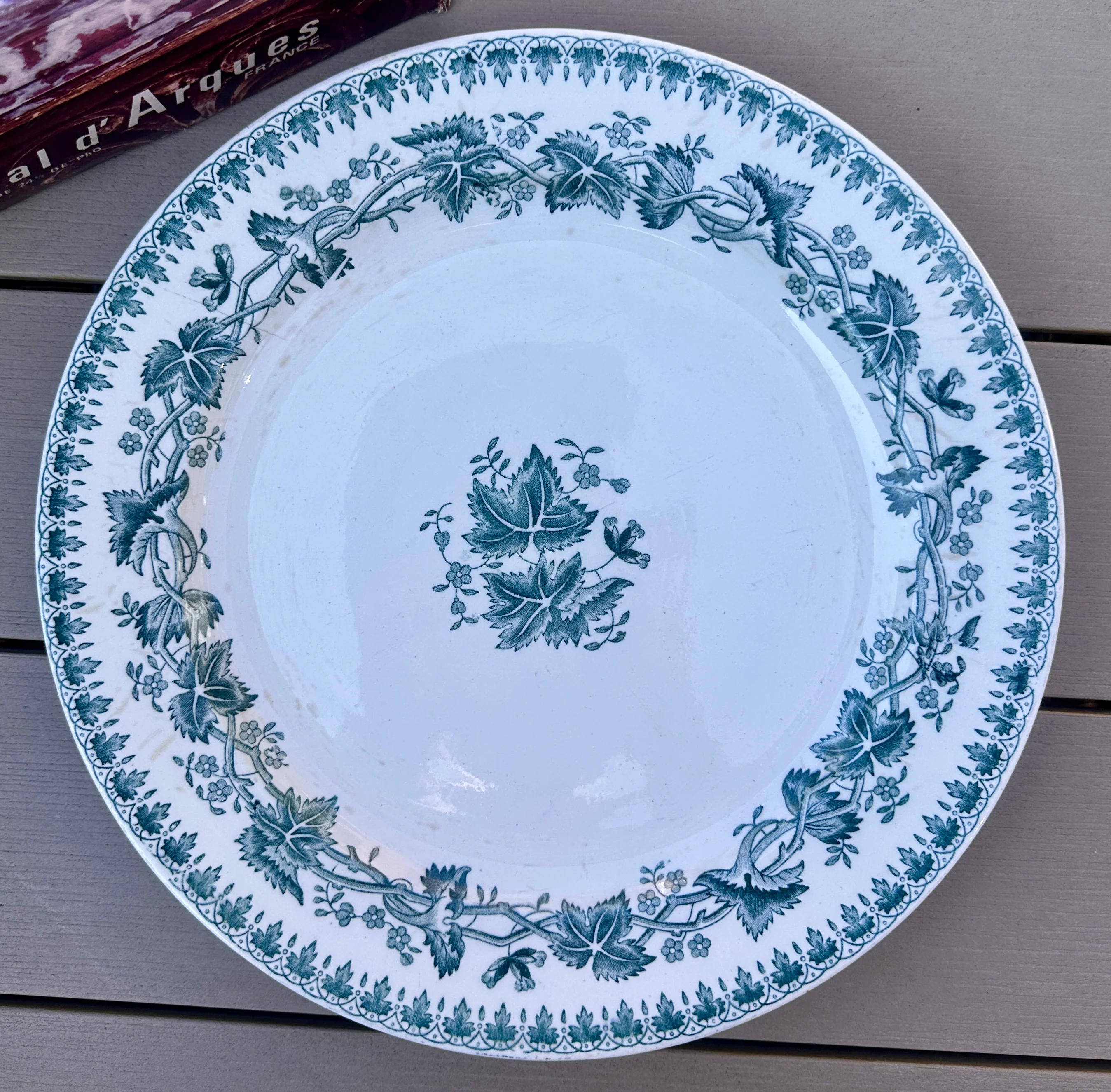 Schaal – plat, groter rond, model – Societe Ceramique Maestricht – décor GERANIUM uitgevoerd in groene kleur