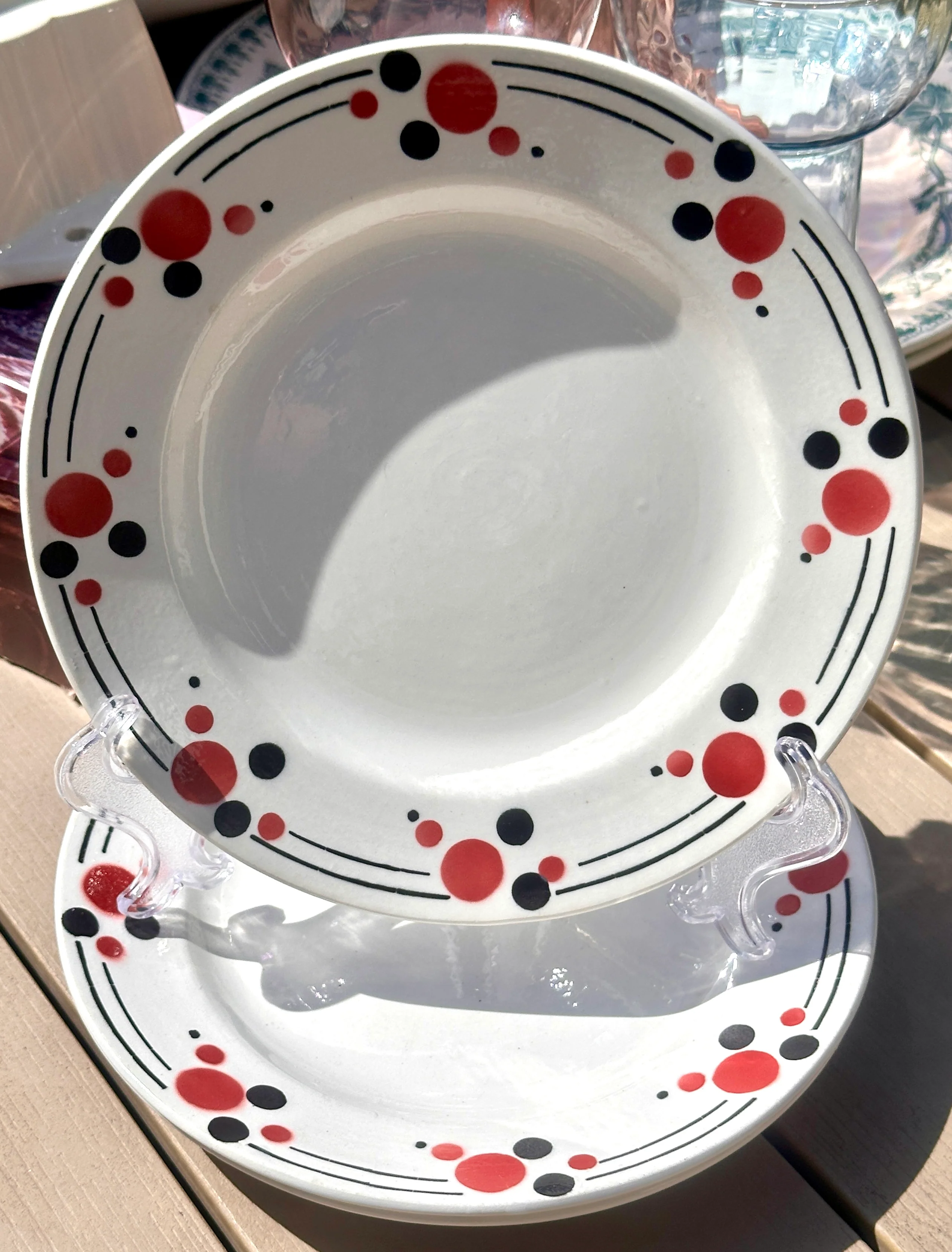 Ontbijtbord / Dessertbord – Boch – áero-décor/spuitdecor van bordeaux rode en zwarte bolletjes in de rand