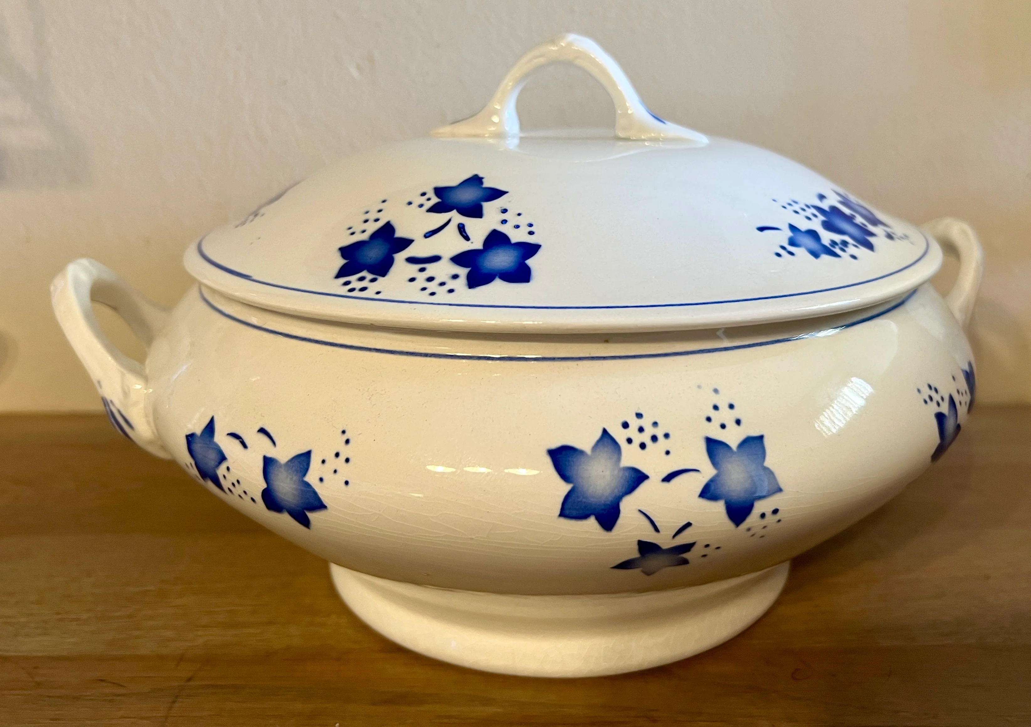 Dekschaal / Terrine – Boch – décor MERCURE uitgevoerd in blauw met ster/blaadje