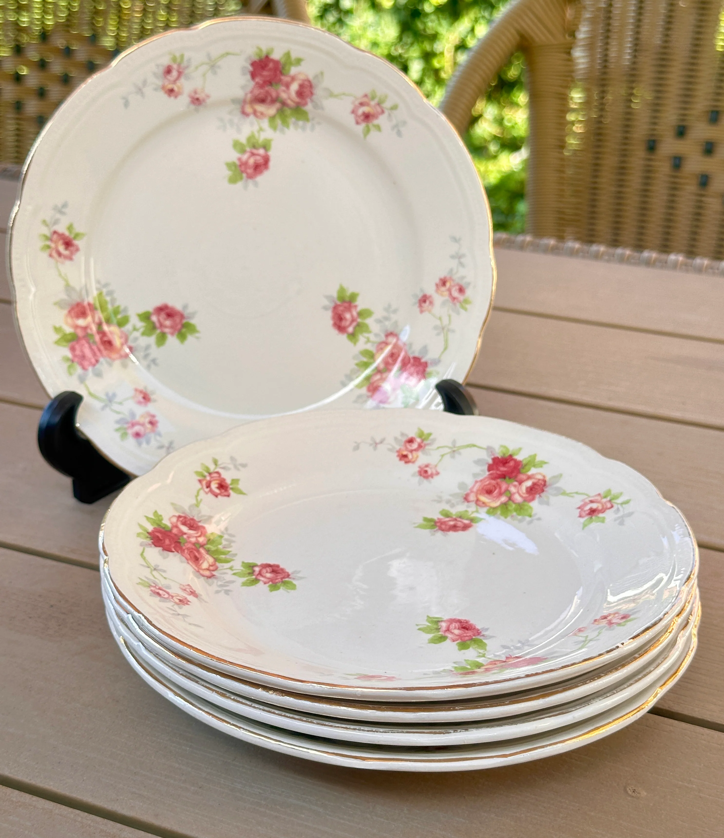 Ontbijtbord / Dessertbord – Boch – décor met roze en gele roosjes en goudkleurige, gegolfde, parelrand