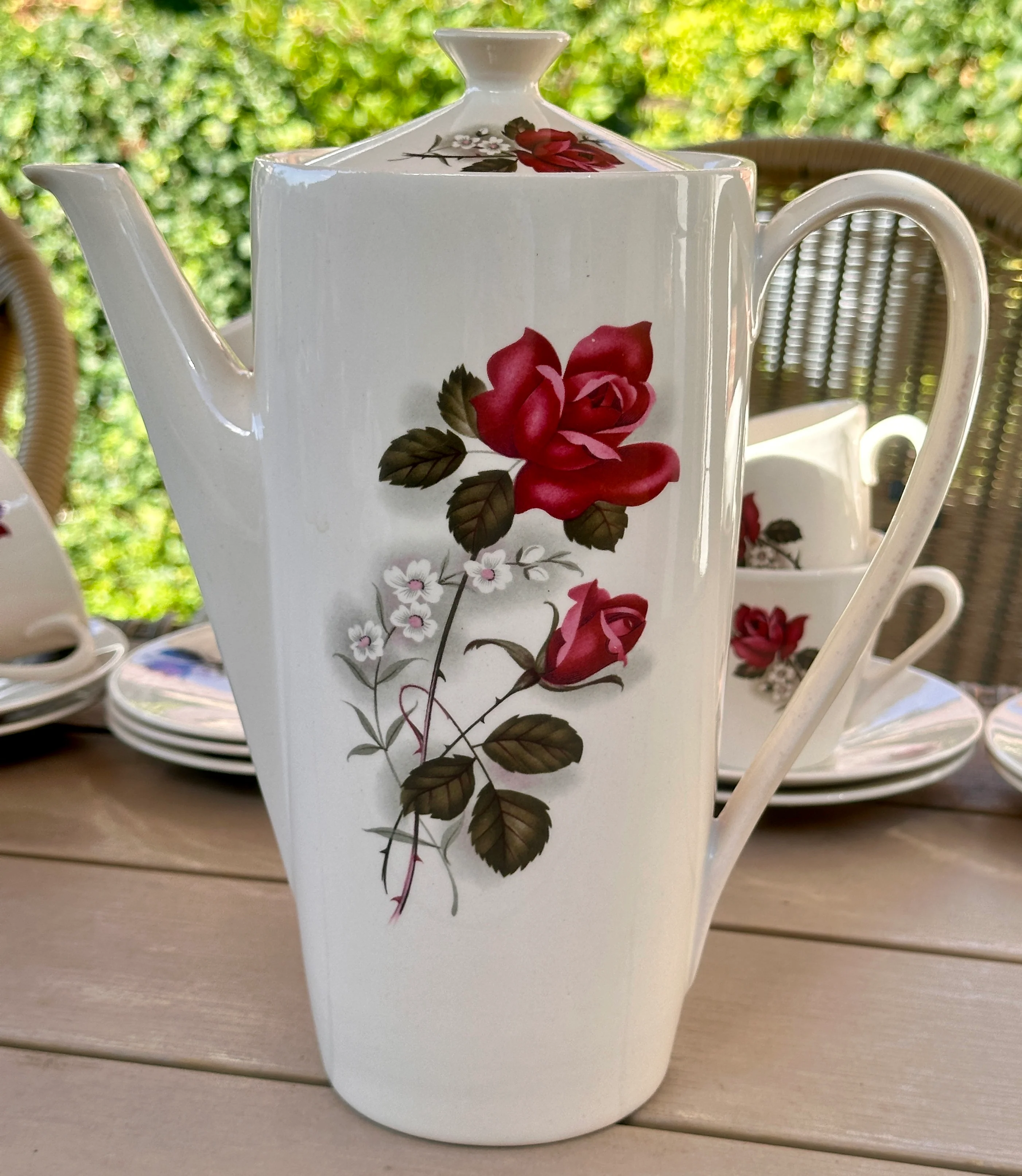 Koffiekan / Koffiepot – Boch Frères – décor POMPADOUR met rode rozen en witte bloemetjes – vorm VEDETTE