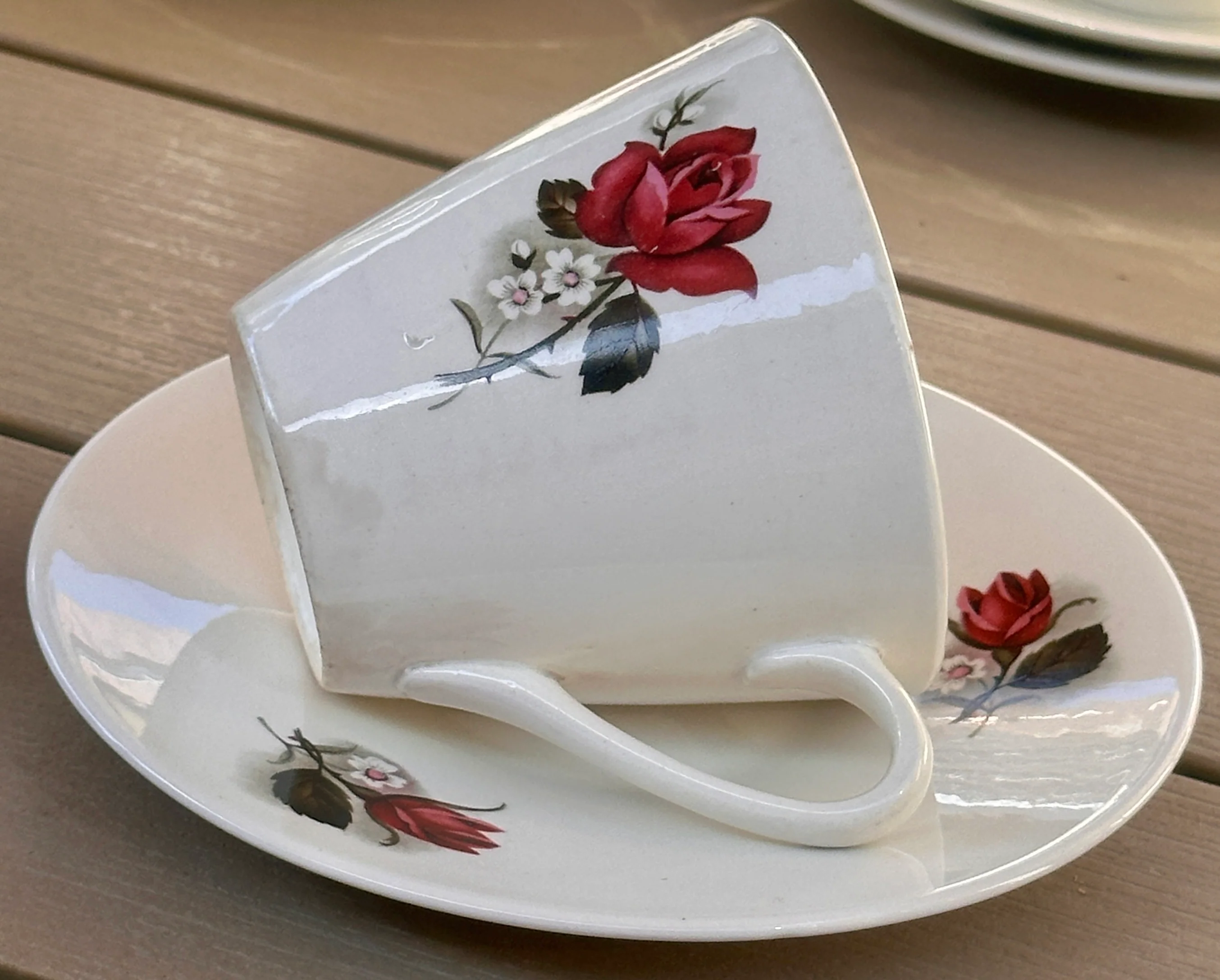 Kop en schotel – Boch Frères – décor POMPADOUR met rode rozen en witte bloemetjes – vorm VEDETTE