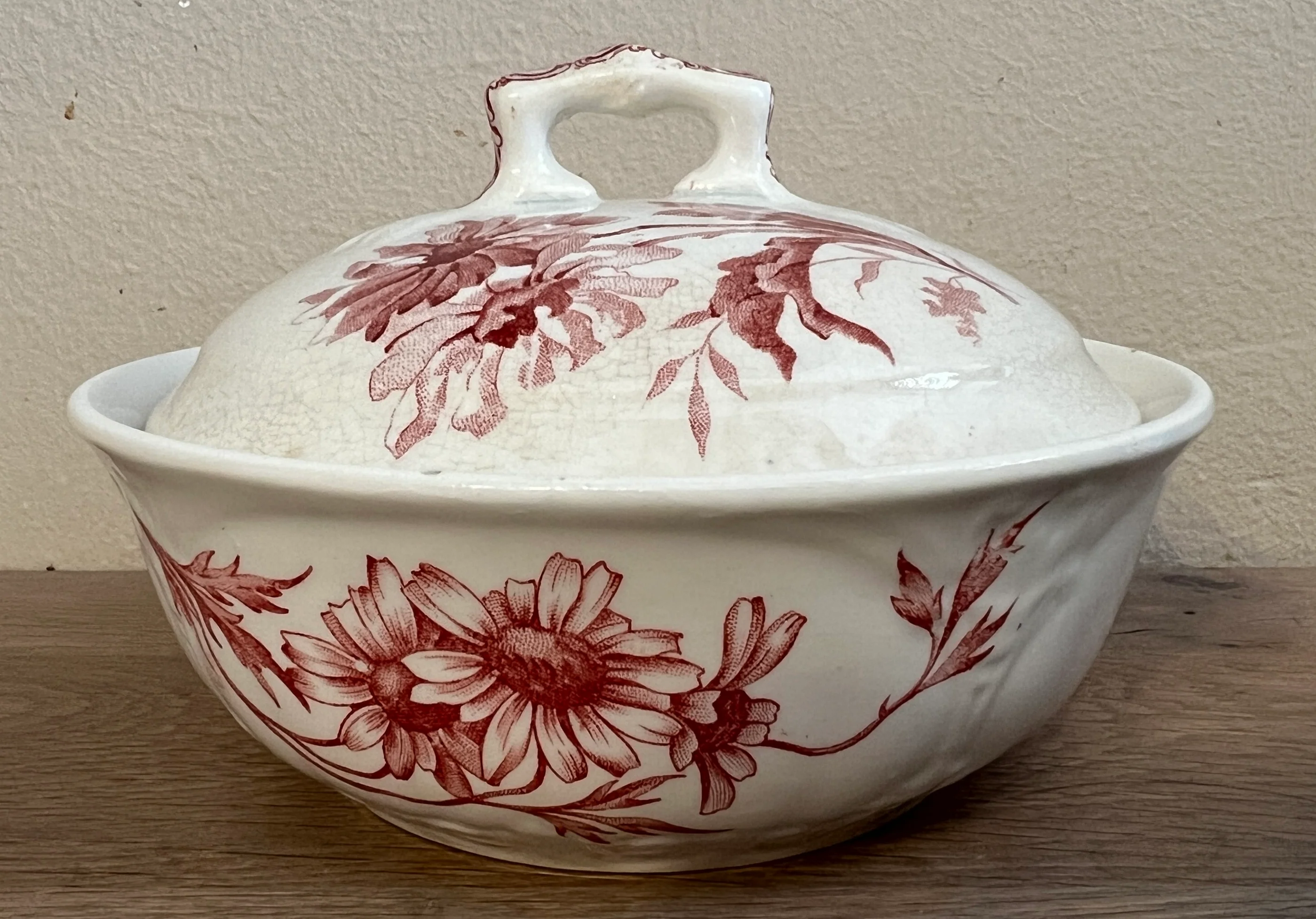 Zeepbak – Boch Frères – model SUZY (1936) – décor PRIMAVERA uitgevoerd in rood Zeepbak – Boch Frères – model SUZY (1936) – décor PRIMAVERA uitgevoerd in rood