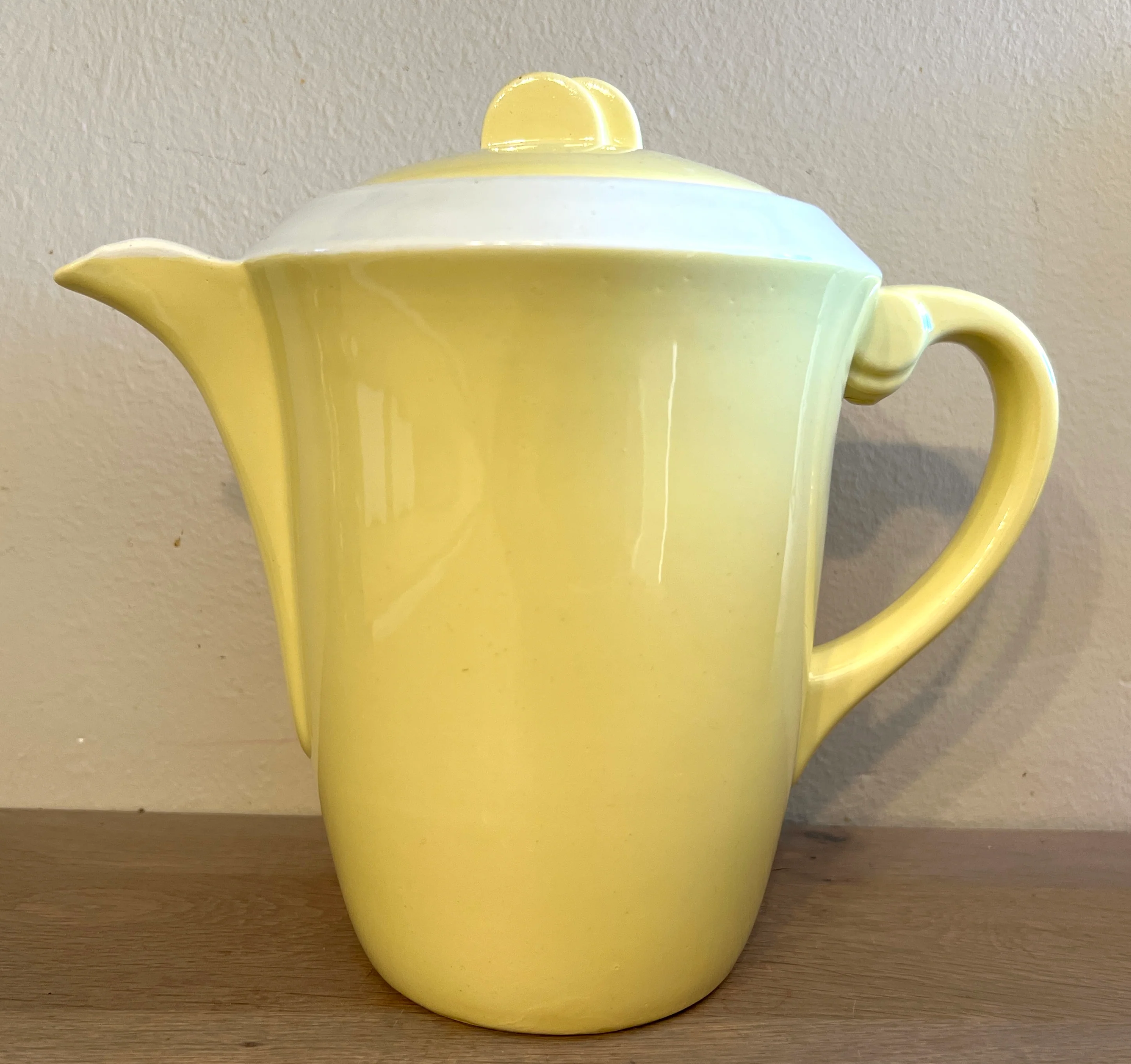 Koffiekan / Koffiepot – St. Amand – Ceranord France – décor in pastelgeel met wit – semi-porcelain