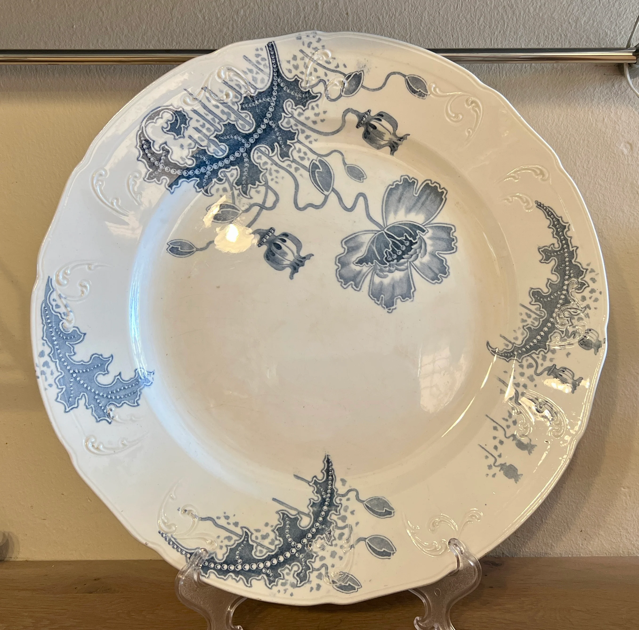 Schaal / Serveerschaal – plat, groot rond, model – Societe Ceramique Maestricht – décor MORPHÉE uitgevoerd in grijs-blauw Schaal / Serveerschaal – plat, groot rond, model – Societe Ceramique Maestricht – décor MORPHÉE uitgevoerd in grijs-blauw