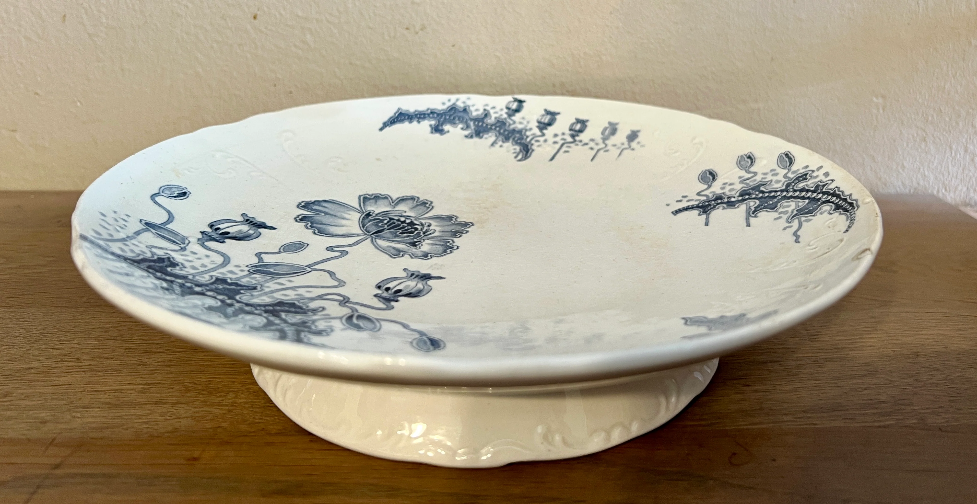 Tazza / Presenteerschaal – op lage voet – Societe Ceramique Maestricht – décor MORPHÉE uitgevoerd in grijs-blauw