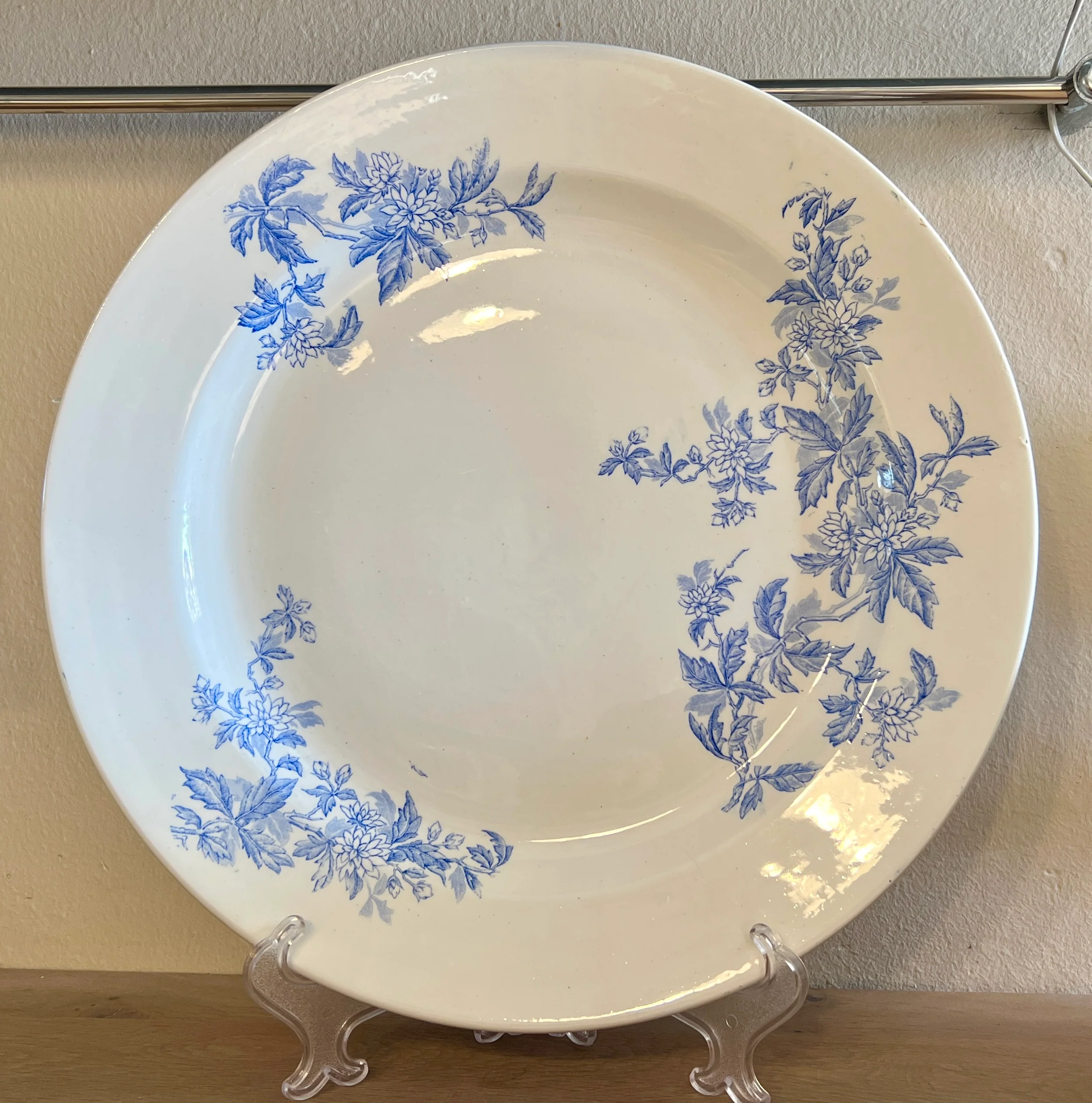 Schaal / Serveerschaal – plat, groot rond, model – Societe Ceramique Maestricht – décor AURORE uitgevoerd in lichtblauw Schaal / Serveerschaal – plat, groot rond, model – Societe Ceramique Maestricht – décor AURORE uitgevoerd in lichtblauw