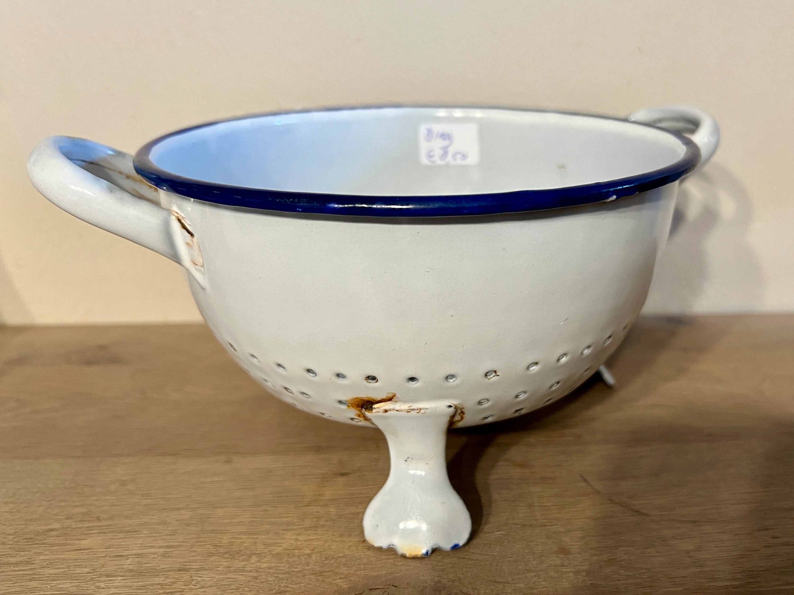 Vergiet – kleiner model – wit emaille met blauwe rand en sierlijke voetjes Vergiet – kleiner model – wit emaille met blauwe rand en sierlijke voetjes