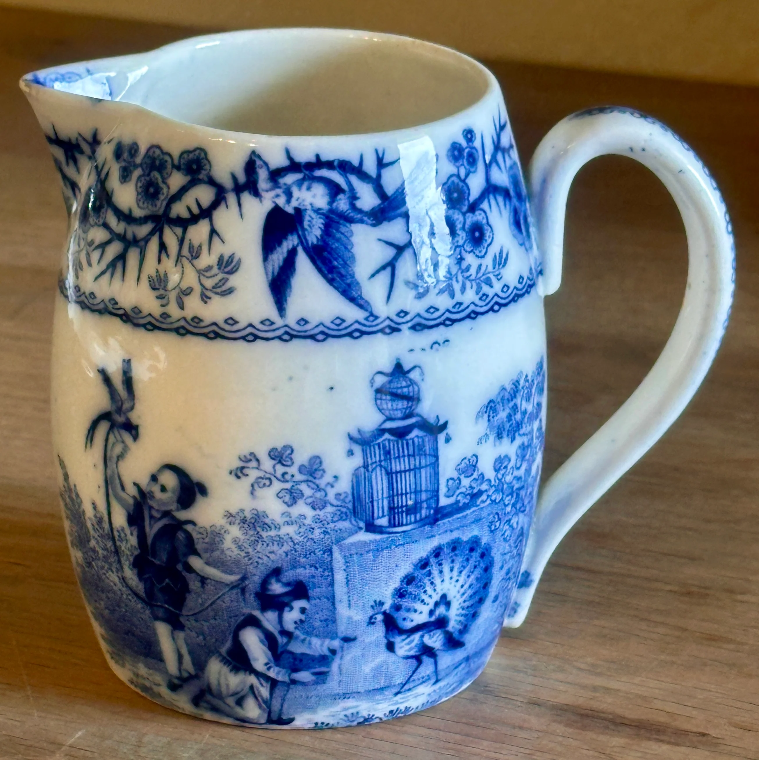 Kan / Melkkan – gemerkt met een A. – décor met Chinese kinderen/pauw/paradijsvogel ea. – blauw/wit transferware