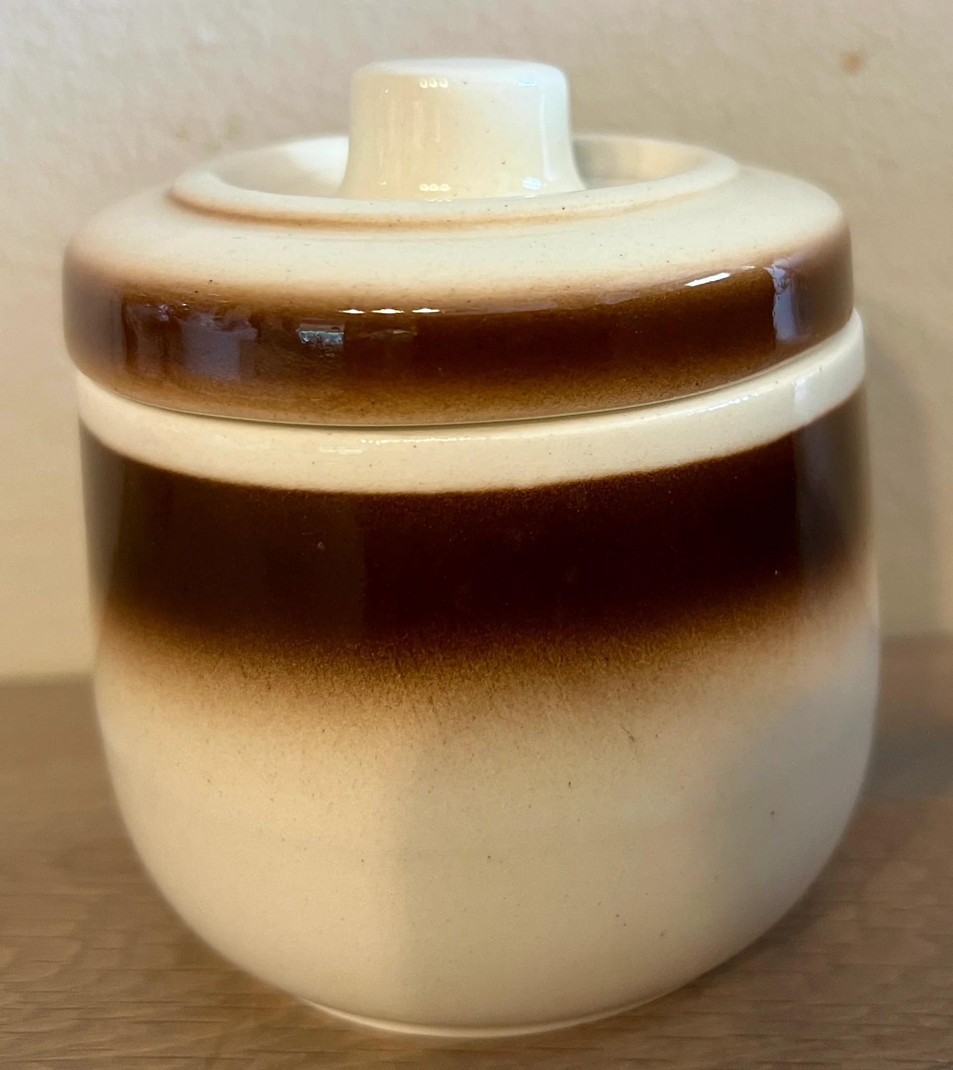 Suikerpot – Torgau (DDR) – décor met een bruine kleur band op een crème ondergrond