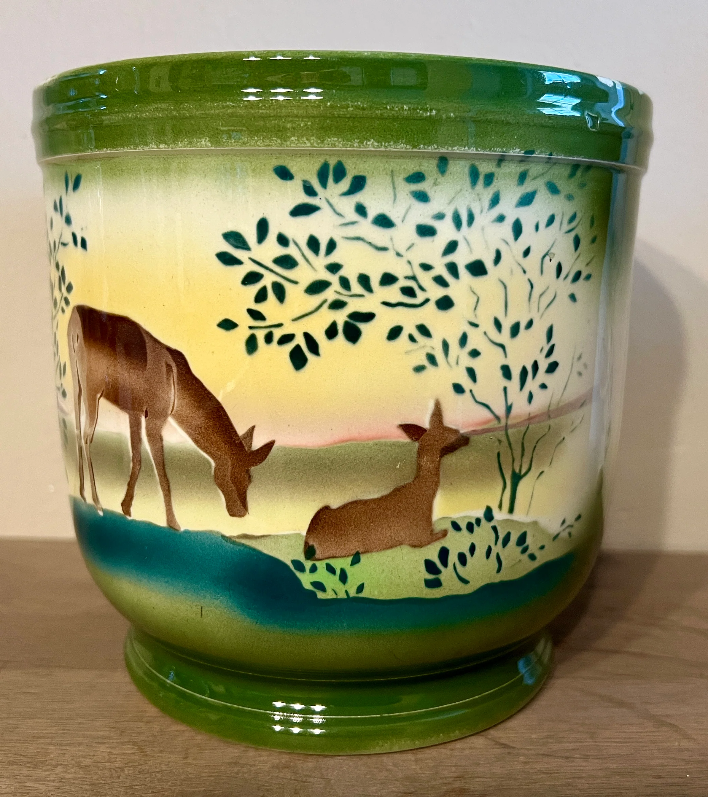 Cachepot / Ompot – ongemerkt (Boch?) – décor uitgevoerd in crème en groen met een paar reeën