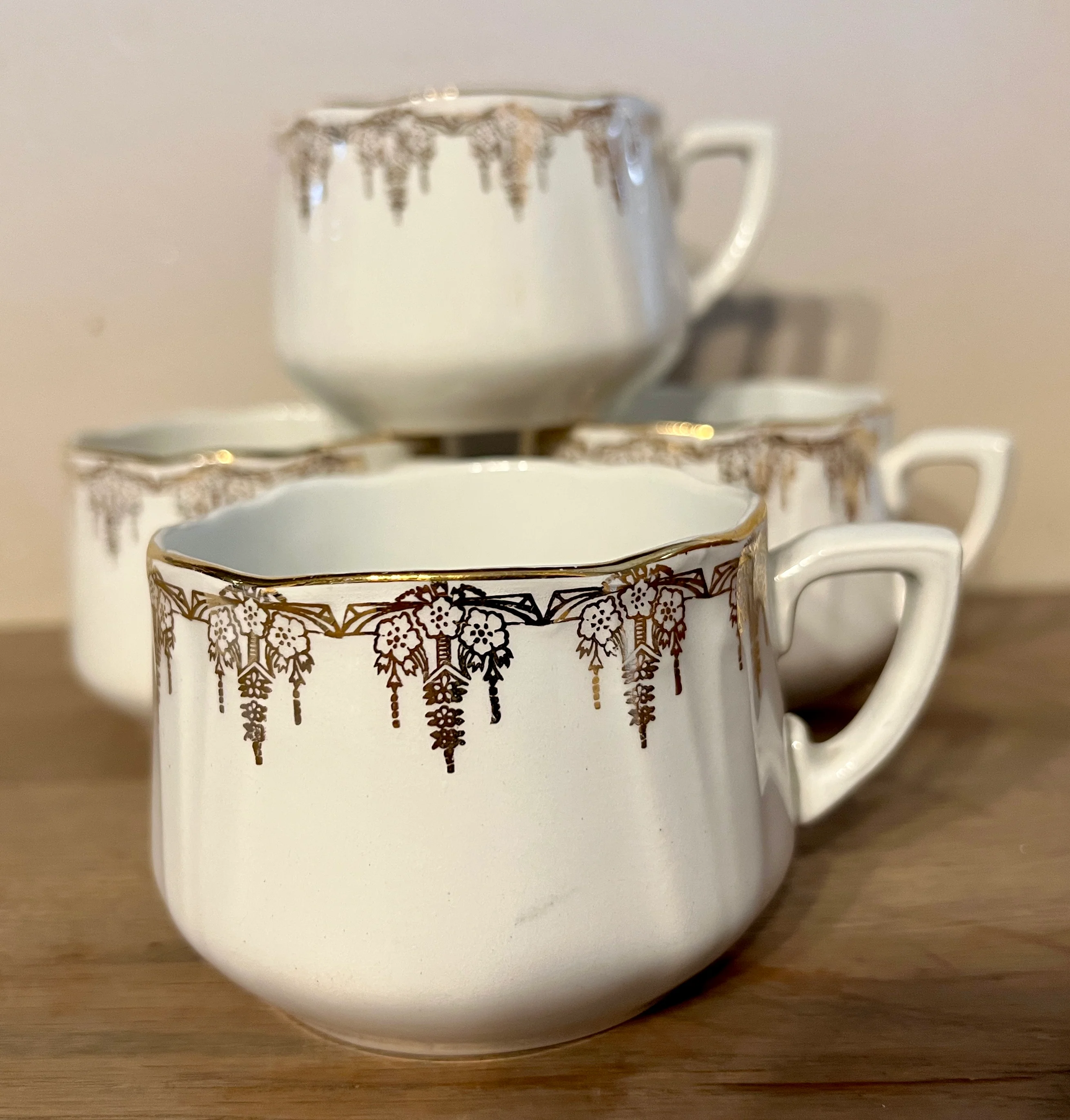 Koffiekop – soort mok-model – Societe Ceramique Maestricht – décor met goudkleurige versiering aan de bovenrand