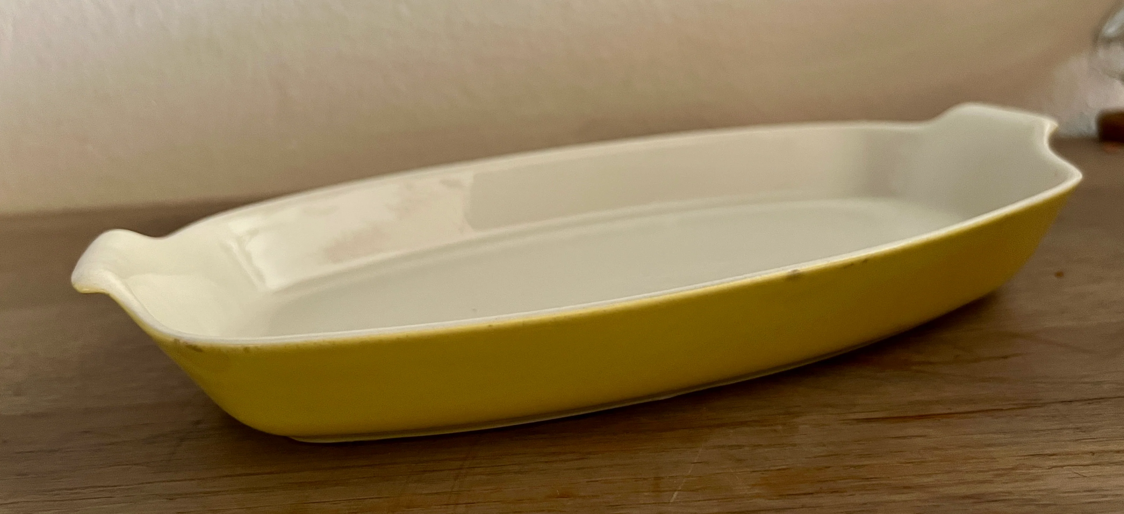 Ovenschaal – klein rechthoekig model – ongemerkt (waarschijnlijk Villeroy & Boch?) – uitgevoerd in geel met crème gekleurde binnenzijde