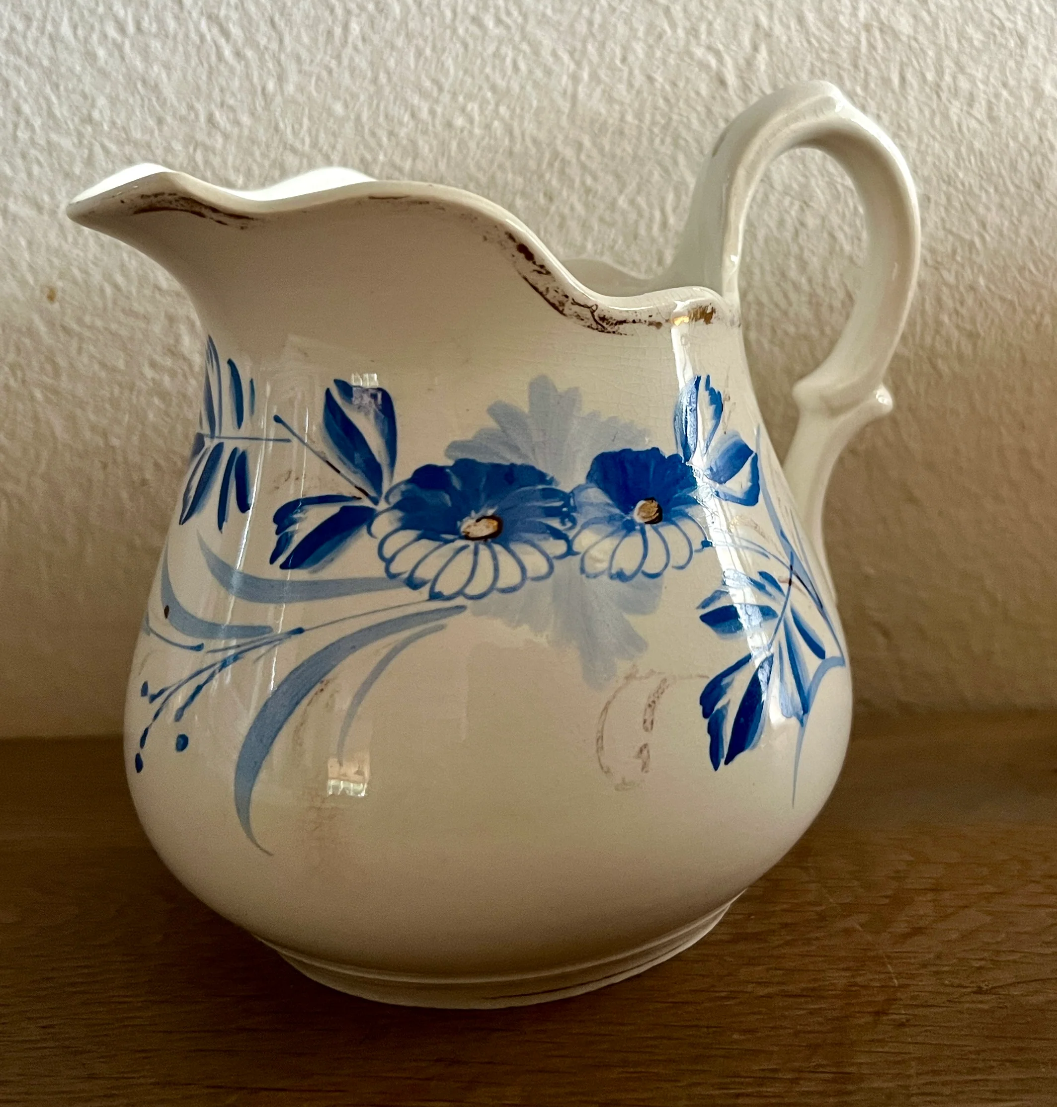Melkkan – Nimy – Mouzin Lecat – décor met blauw gekleurde bloemen