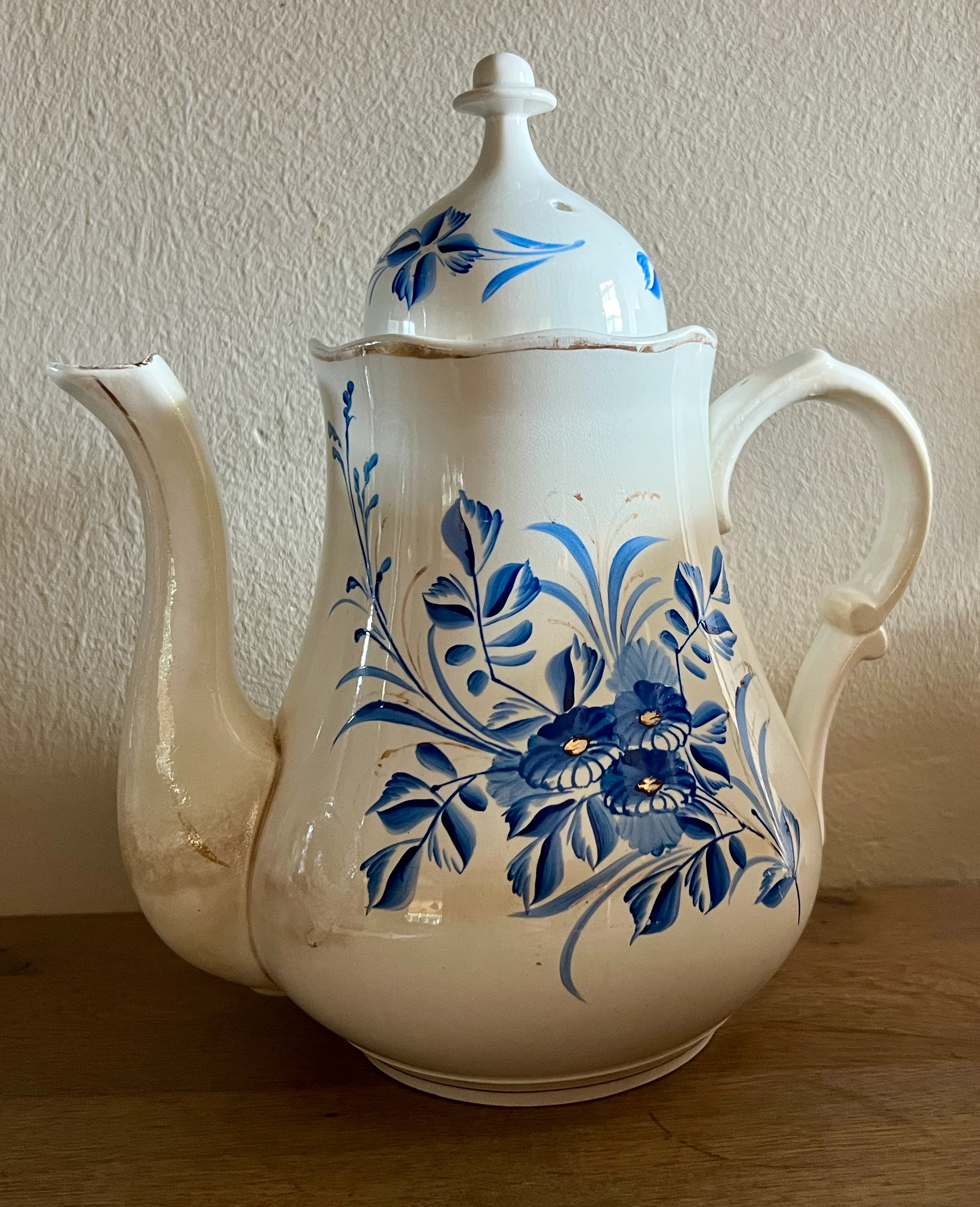 Koffiepot / Theepot – Nimy – Mouzin Lecat – décor met blauw gekleurde bloemen Koffiepot / Theepot – Nimy – Mouzin Lecat – décor met blauw gekleurde bloemen