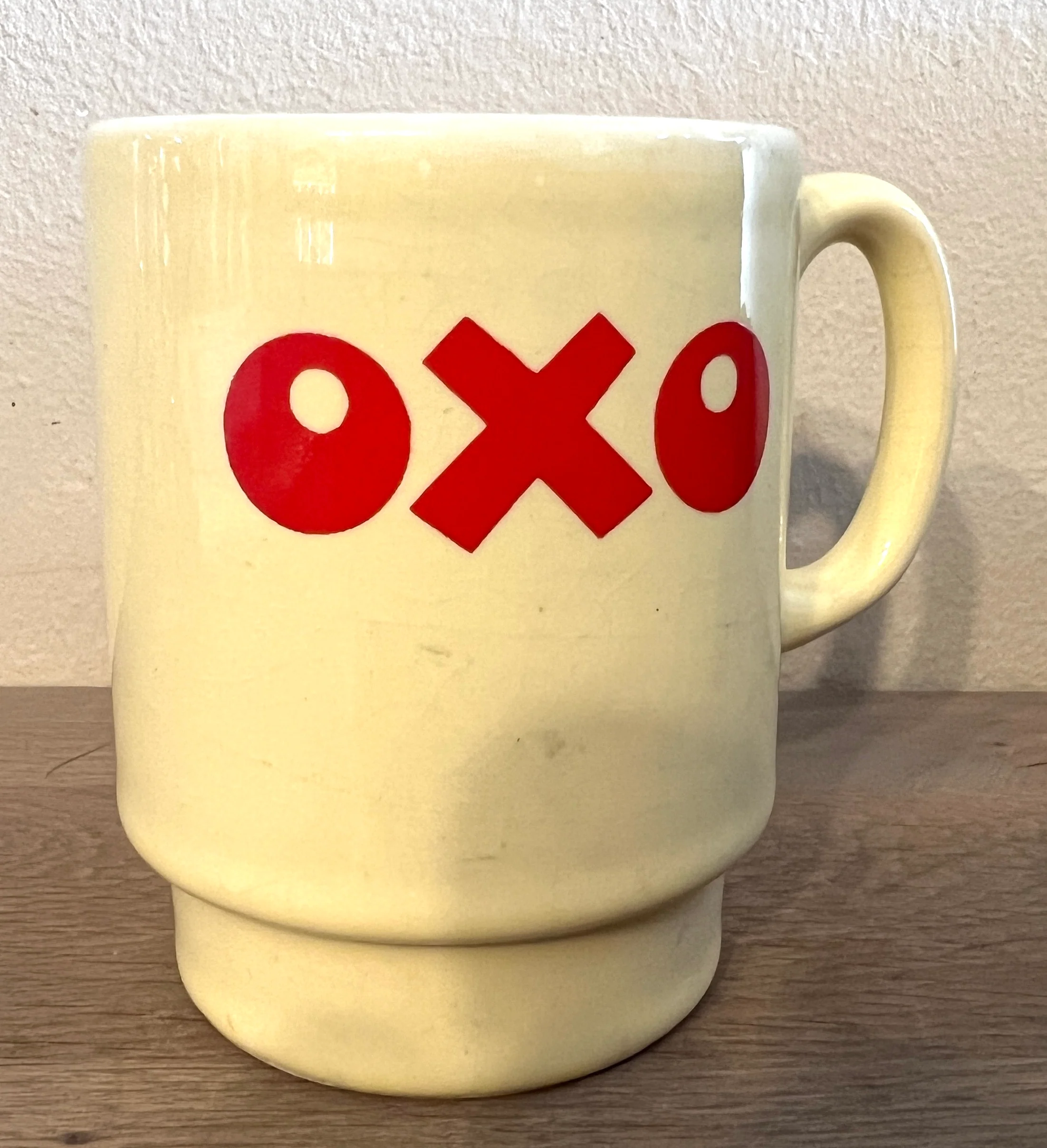 Soepbeker / Mok – ongemerkt – opschrift OXO in rode letters op pastelgele achtergrond