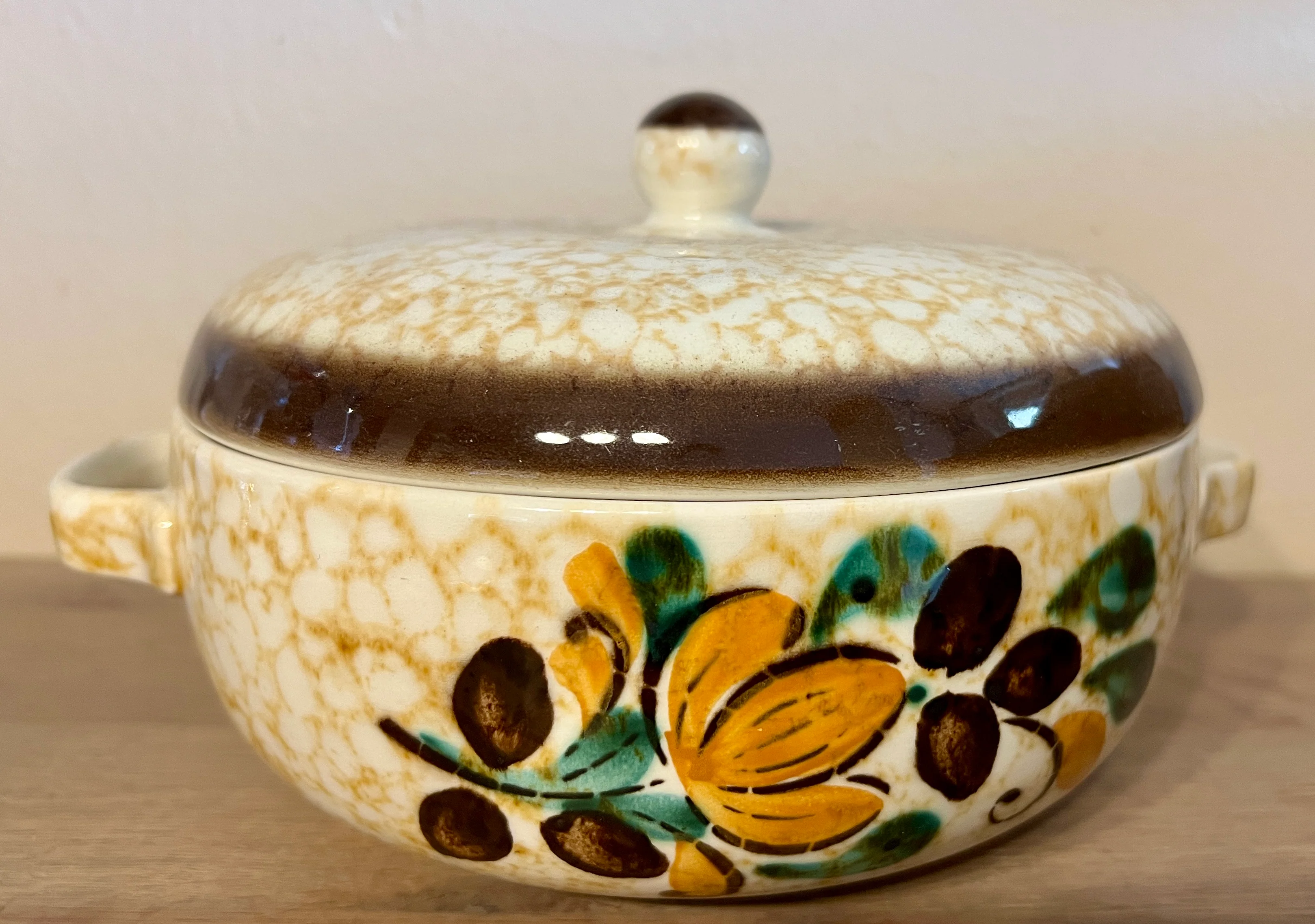 Dekschaal / Terrine – Boch – décor CORFOU (ontwerp Ernest D’Hossche / M. Picquery) – vorm MENUET