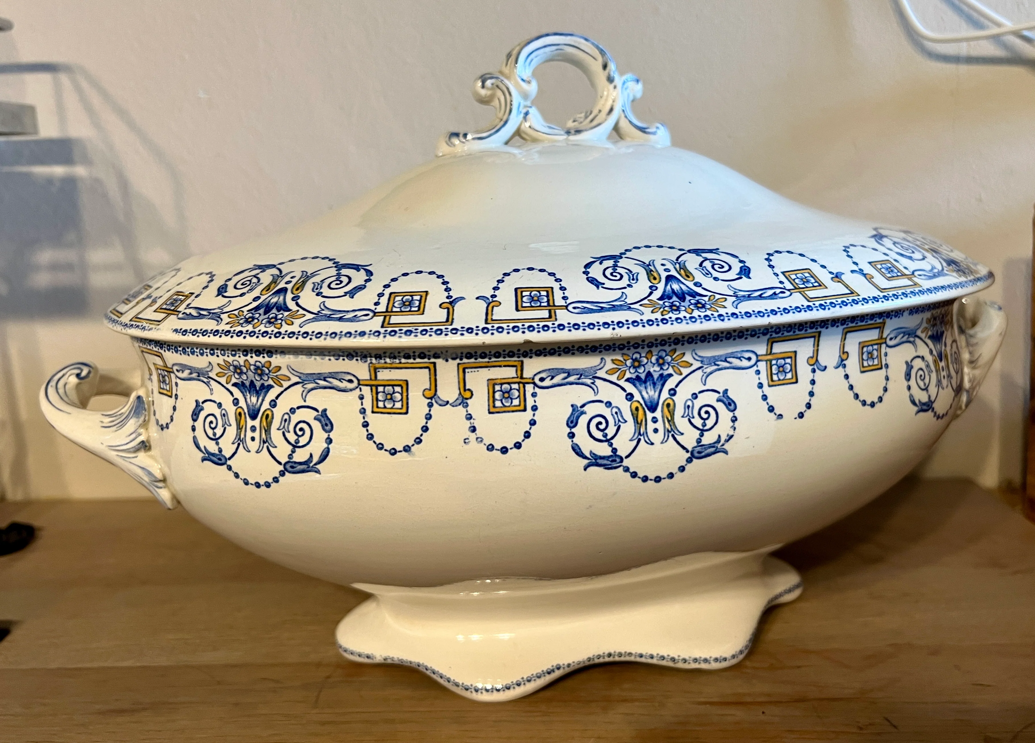 Soepterrine / Dekschaal – groot model – Sarreguemines U&C – décor NAVARRE uitgevoerd in blauw met geel