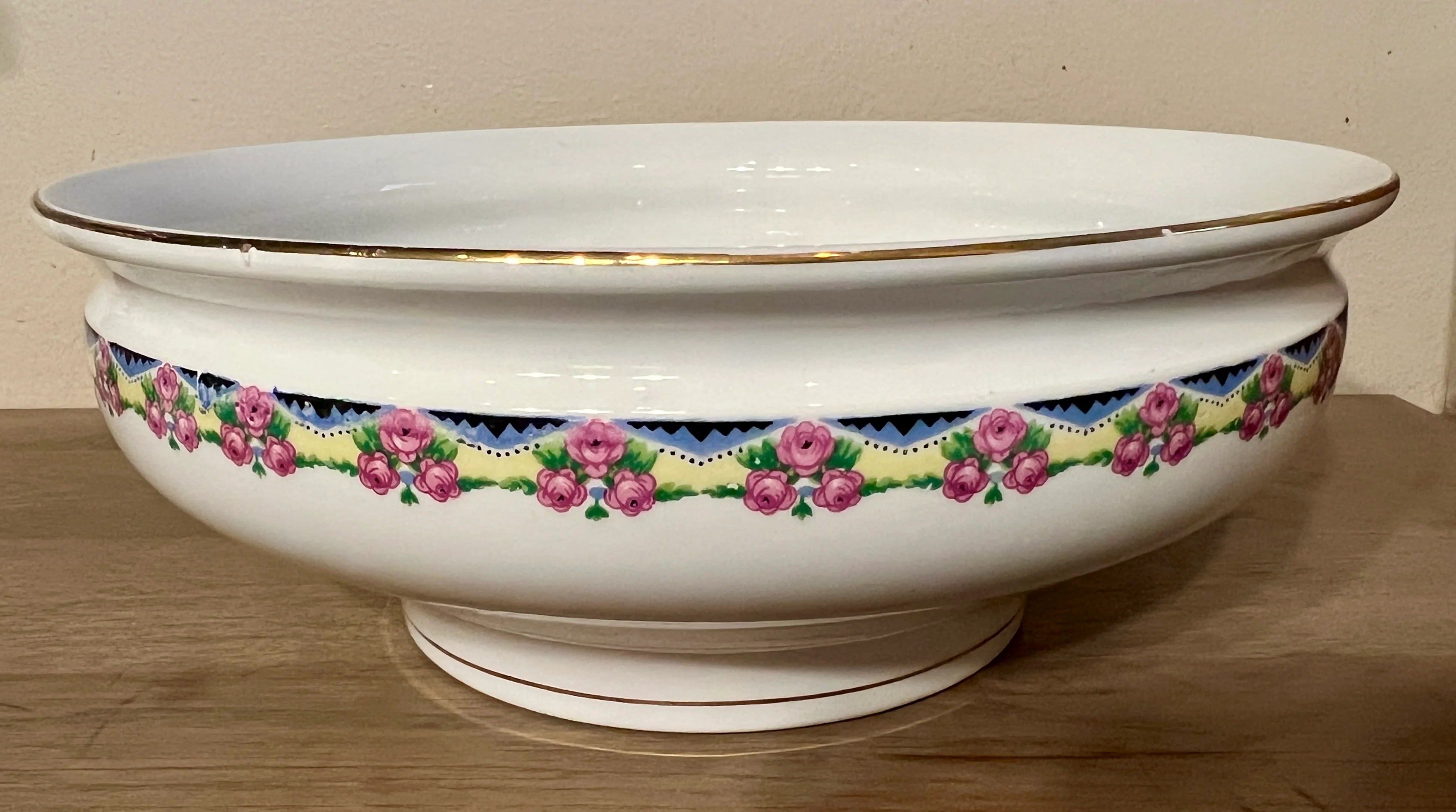 Saladeschaal / Aardappelschaal – Boch La Louviére – vorm PARIS – décor met roze roosjes en een geel-blauw-groen gekleurde guirlande aan de rand