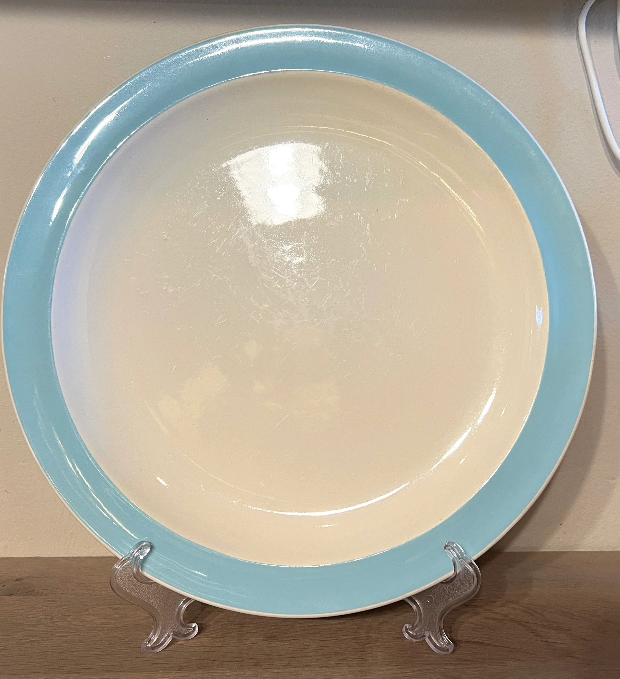 Schaal / Bord – groot rond model – Boch Keralux – décor met een blauw pastelkleurige rand