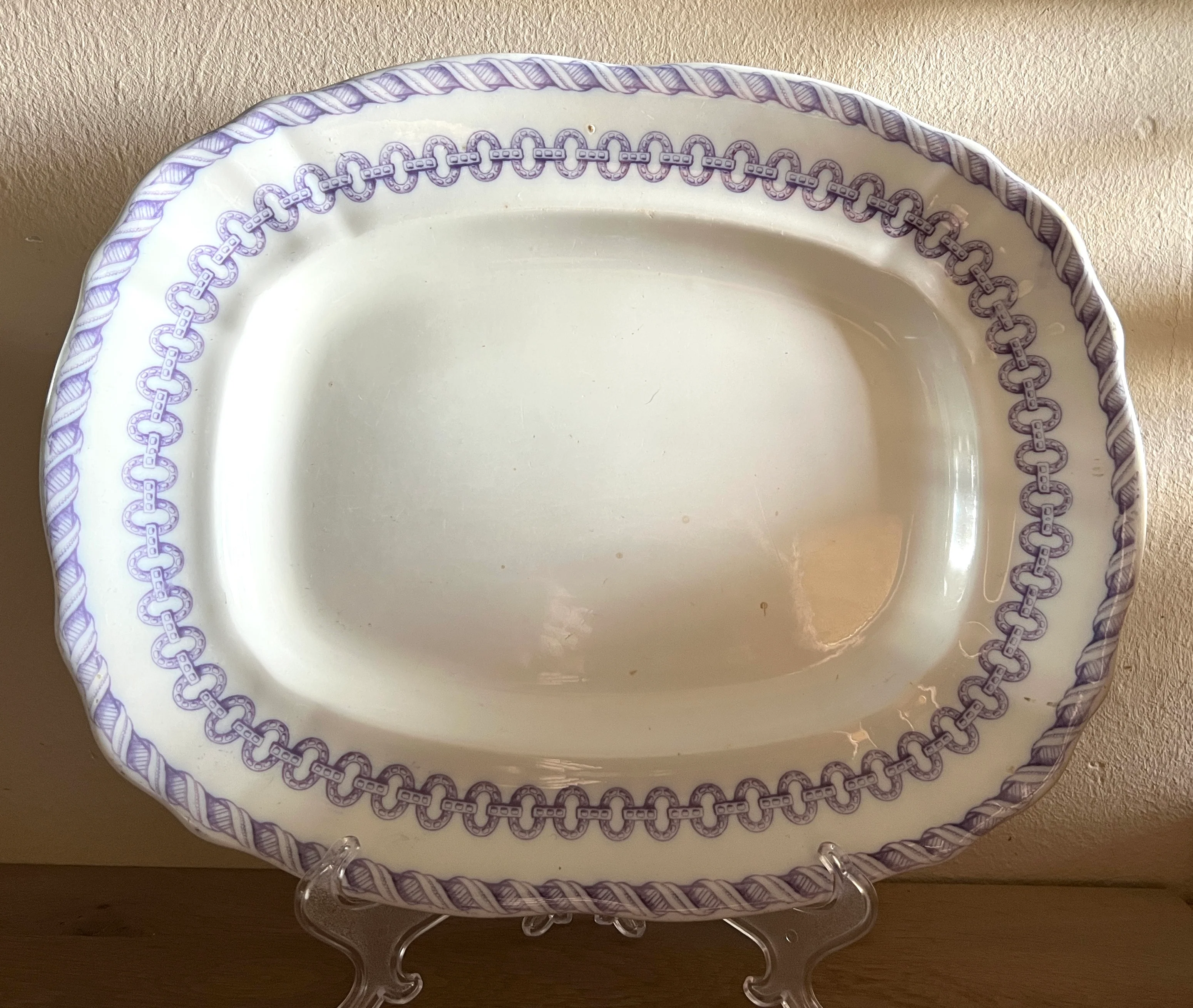Schaal / Bord – groter, rechthoekig, model – Petrus Regout – décor ARMENIA uitgevoerd in lila/paars