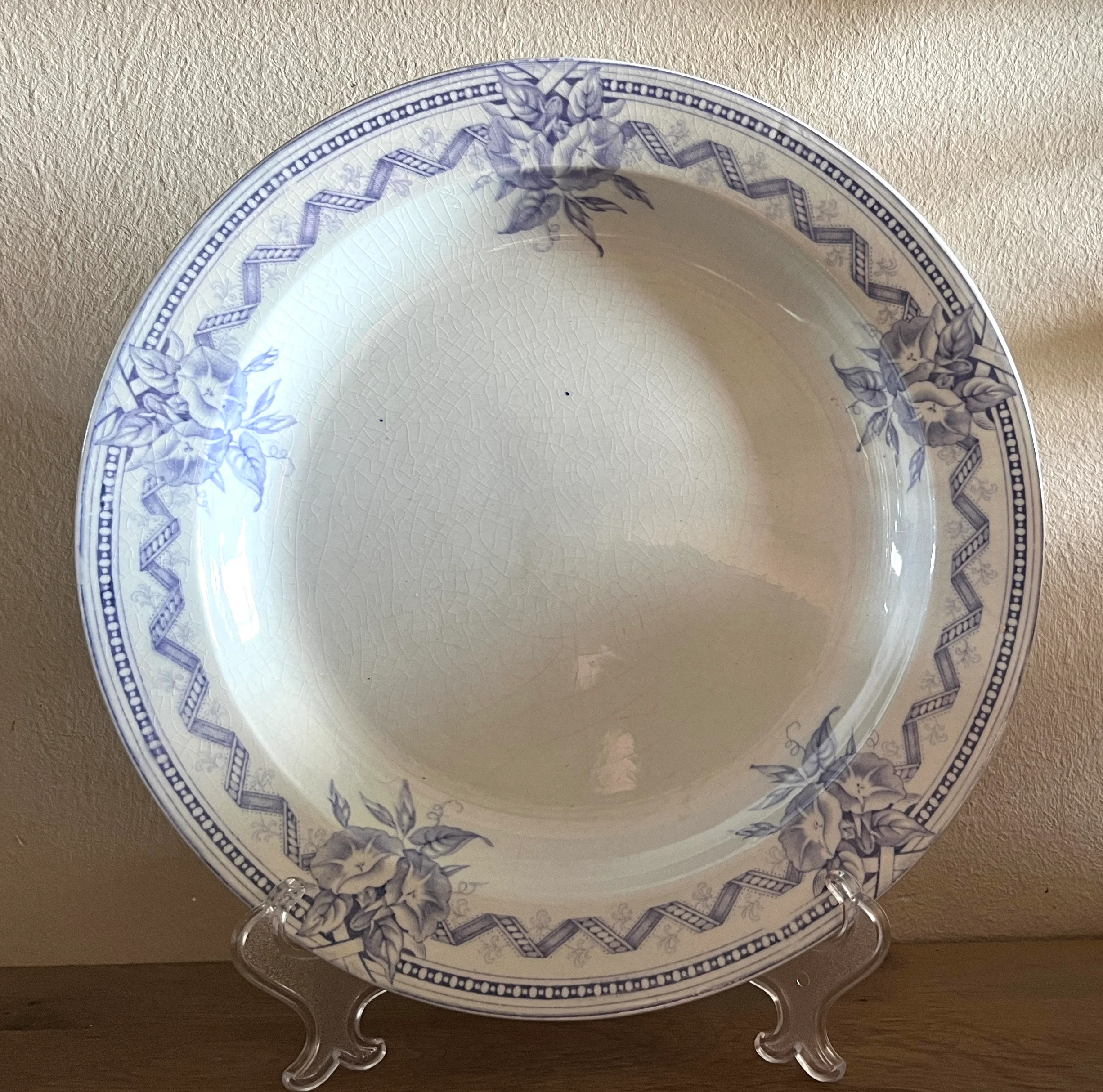 Schaal / Bord – groter, rond en iets hoger, model – ongemerkt (waarschijnlijk Engels) – voorzien van naam ALEXANDRA (décor of vorm) en uitgevoerd in lila/paars